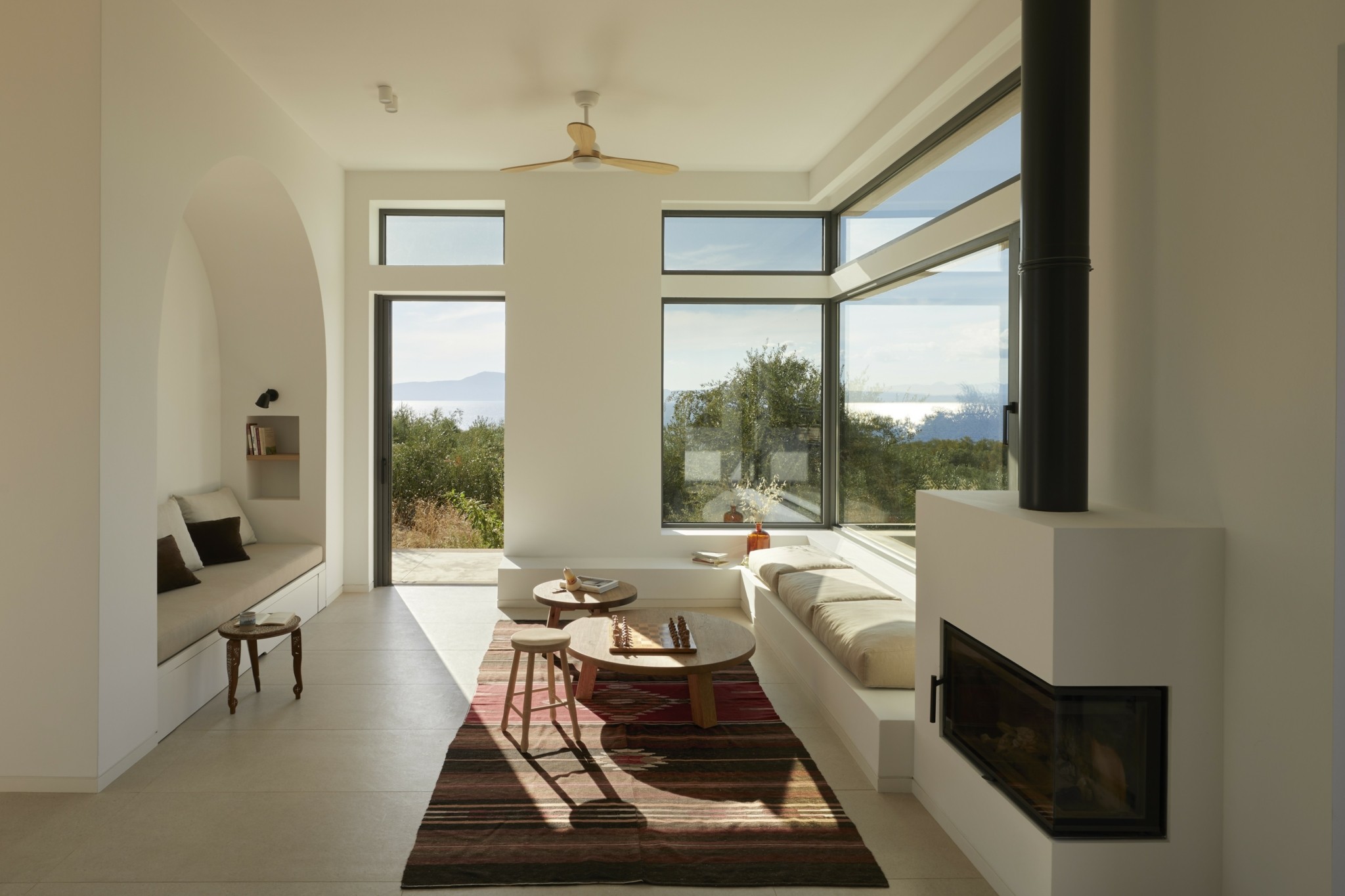 Μια πανέμορφη πέτρινη κατοικία καταφύγιο ηρεμίας μέσα σε έναν ελαιώνα στη Μαντίνεια