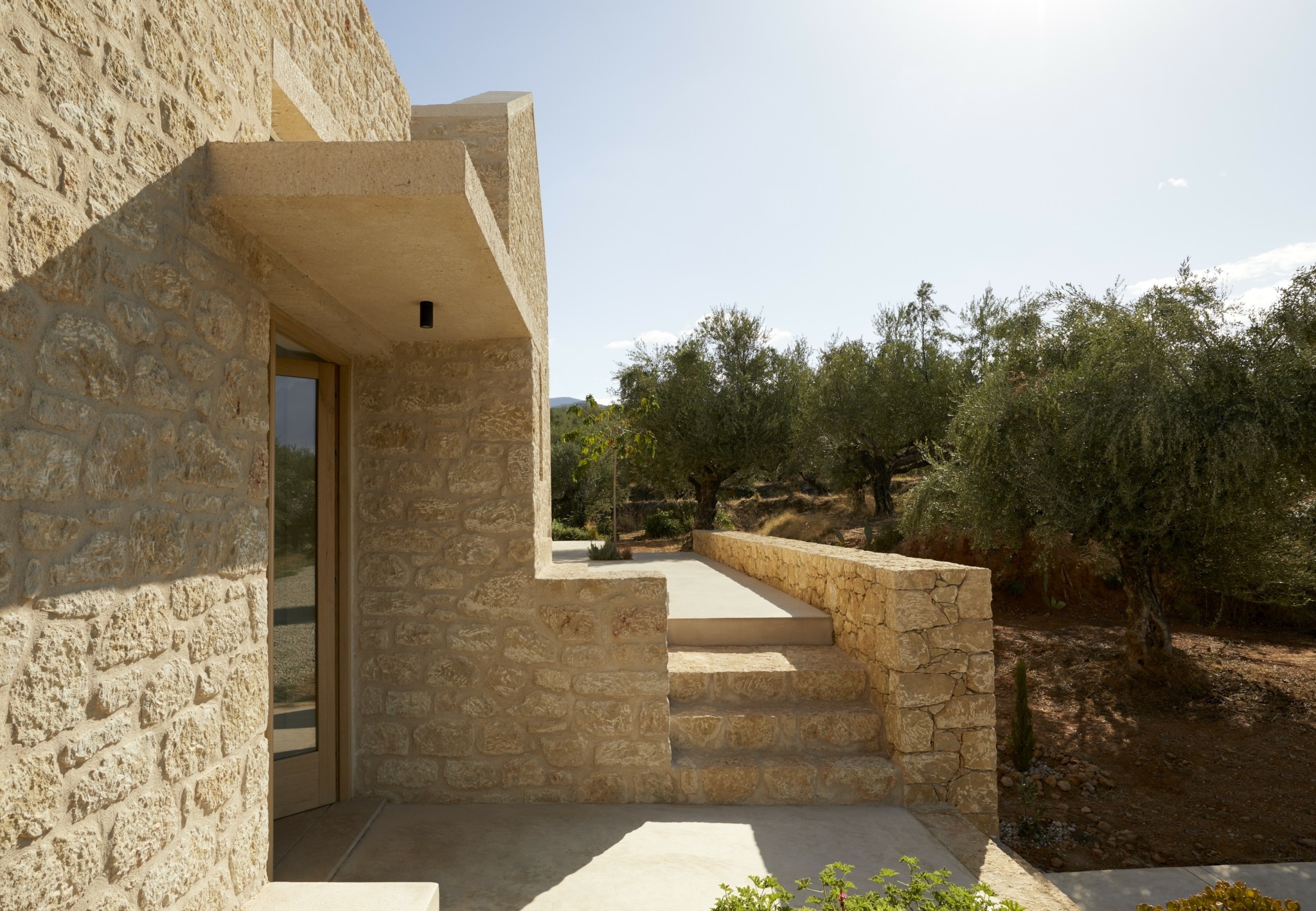 Μια πανέμορφη πέτρινη κατοικία καταφύγιο ηρεμίας μέσα σε έναν ελαιώνα στη Μαντίνεια