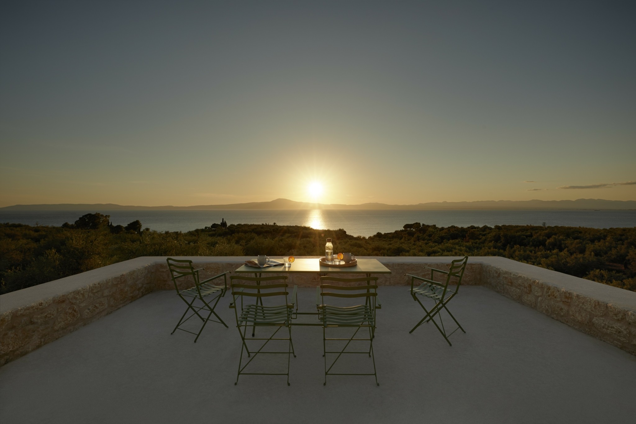 Μια πανέμορφη πέτρινη κατοικία καταφύγιο ηρεμίας μέσα σε έναν ελαιώνα στη Μαντίνεια