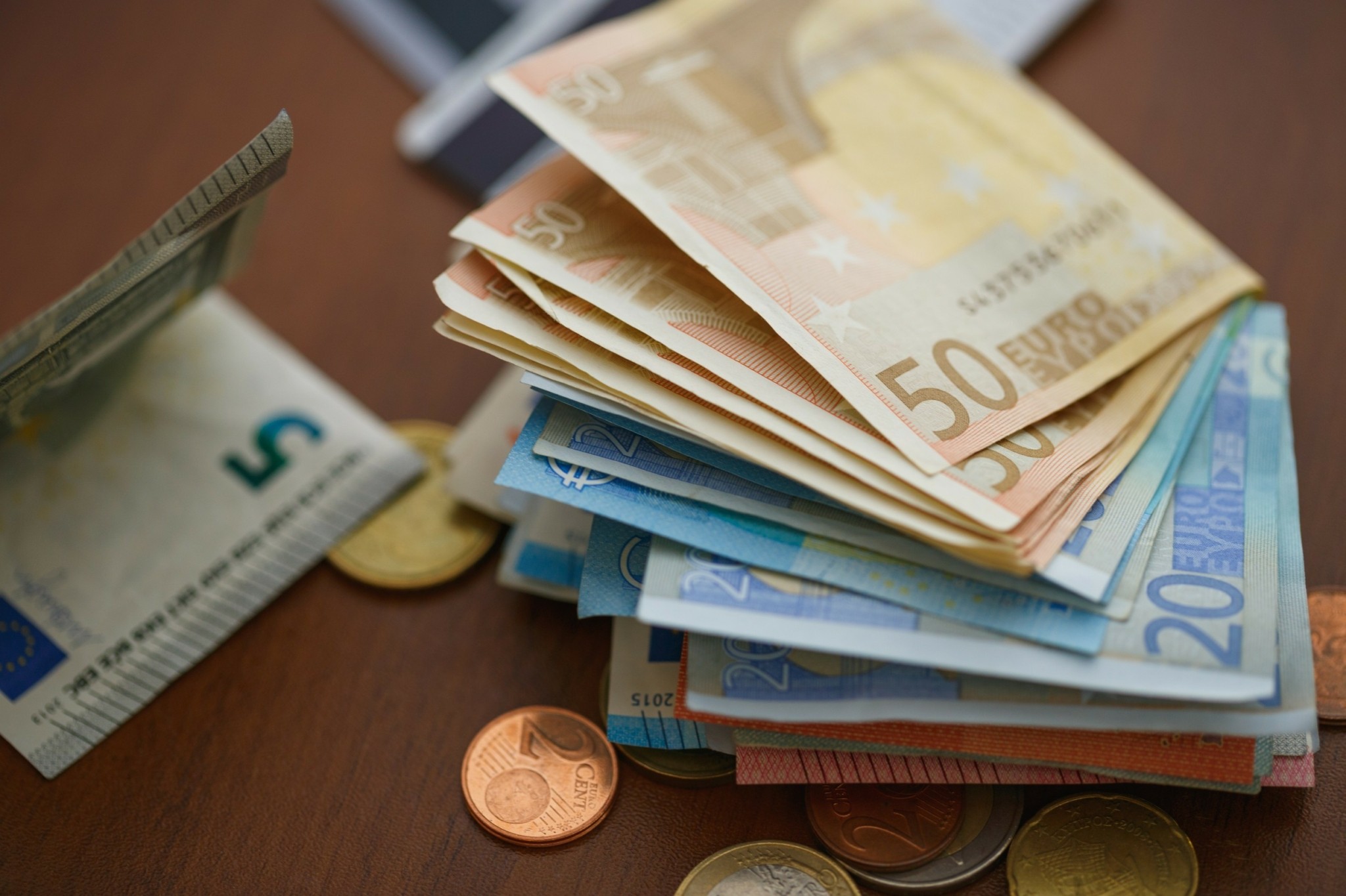 Μπορεί το ευρώ να πάρει τα σκήπτρα από το δολάριο; Γιατί ο παράγοντας Τραμπ δεν είναι αρκετός