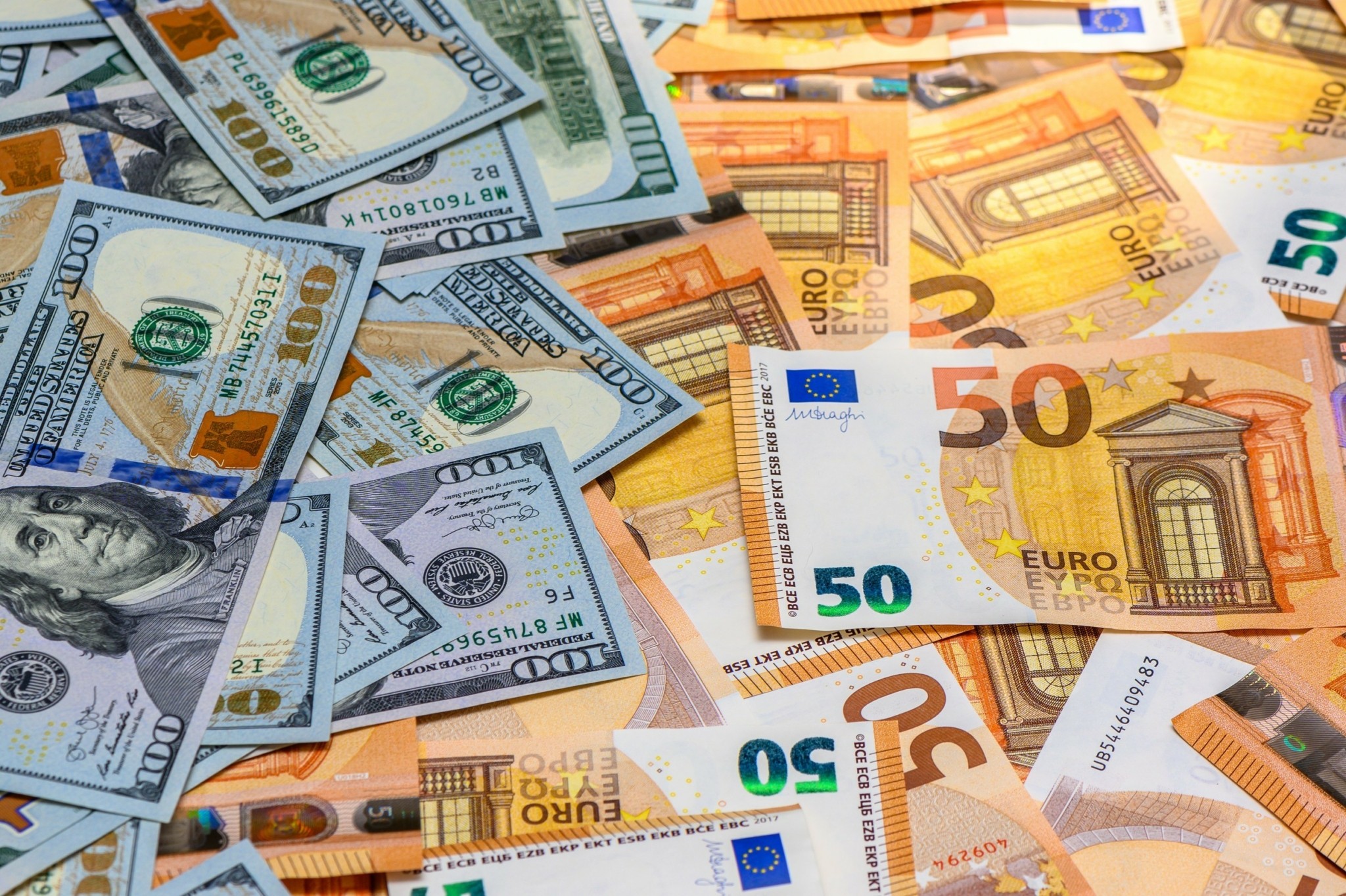 UBS: Η αβεβαιότητα για τους δασμούς θα συνεχιστεί – Tι «βλέπει» για το ευρώ (γράφημα)