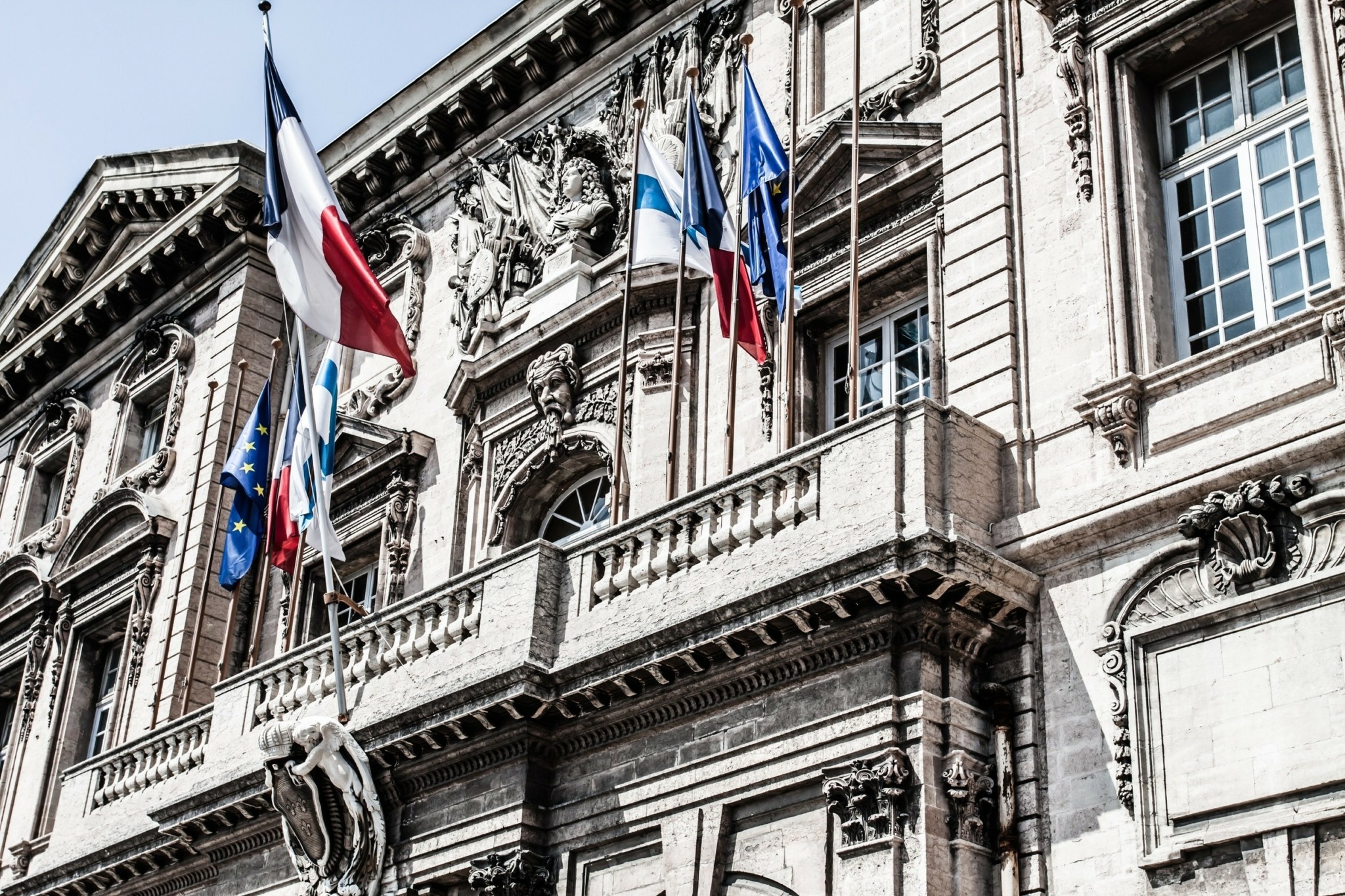 Η S&P ρίχνει τη Γαλλία στο A+ λόγω χρέους – Απρόσμενη υποβάθμιση εν μέσω πολιτικής αστάθειας (γράφημα)