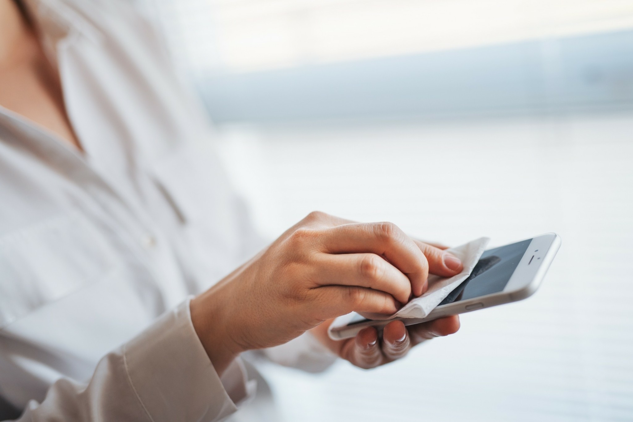 Οδηγός βήμα-βήμα: Έτσι καθαρίζουμε σωστά τα κινητά μας