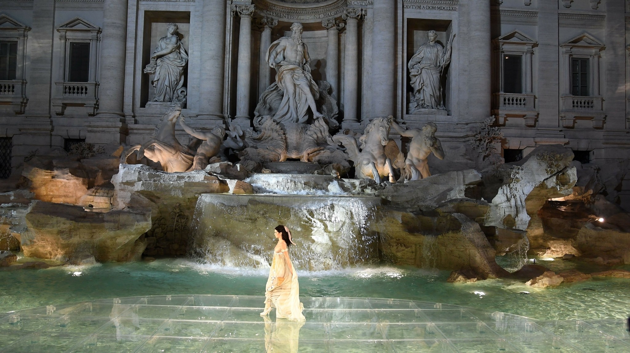 Υψηλή ραπτική: 2200 περιζήτητες μοδίστρες, 4000 πελάτισσες και τιμές που ζαλίζουν