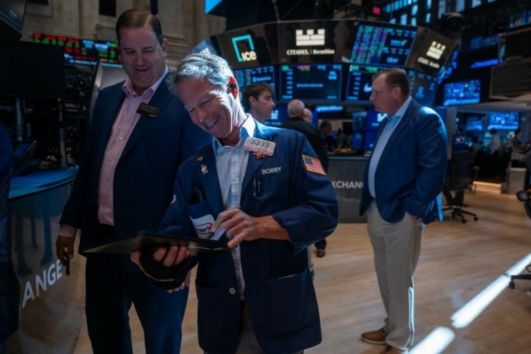 <div style="width:1px;height:1px"></div>Εκρηκτικό ράλι στη Wall Street – Πρώτη φορά πάνω από τις 54.000 ο Dow και πάνω από τις 7.700 ο S&P 500