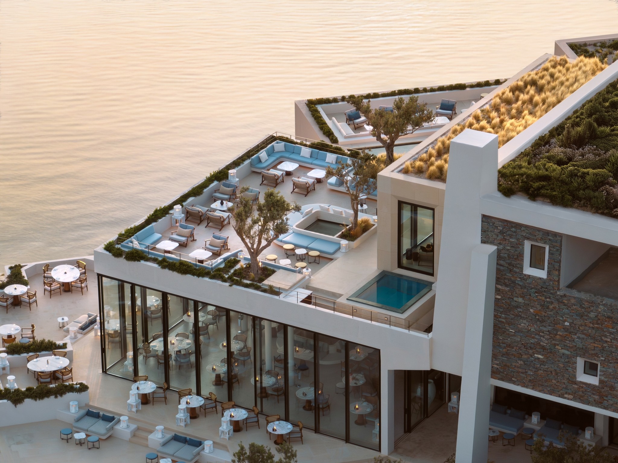 Ένα resort υψηλής αισθητικής και πολυτέλειας, σε μια από τις πιο όμορφες παραλίες της Κέας