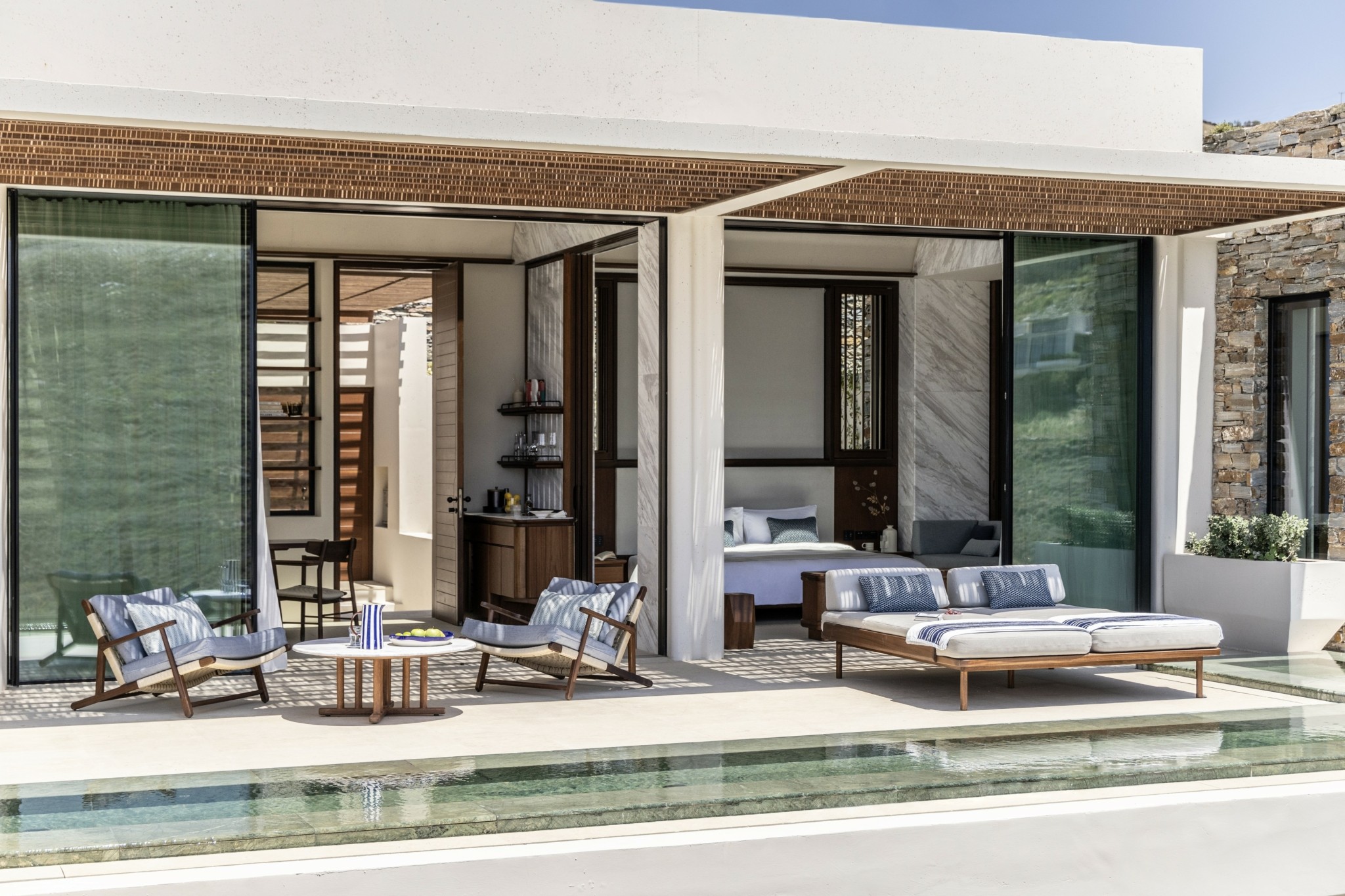 Ένα resort υψηλής αισθητικής και πολυτέλειας, σε μια από τις πιο όμορφες παραλίες της Κέας