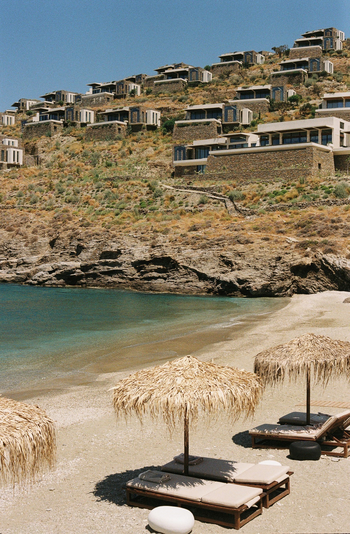 Ένα resort υψηλής αισθητικής και πολυτέλειας, σε μια από τις πιο όμορφες παραλίες της Κέας