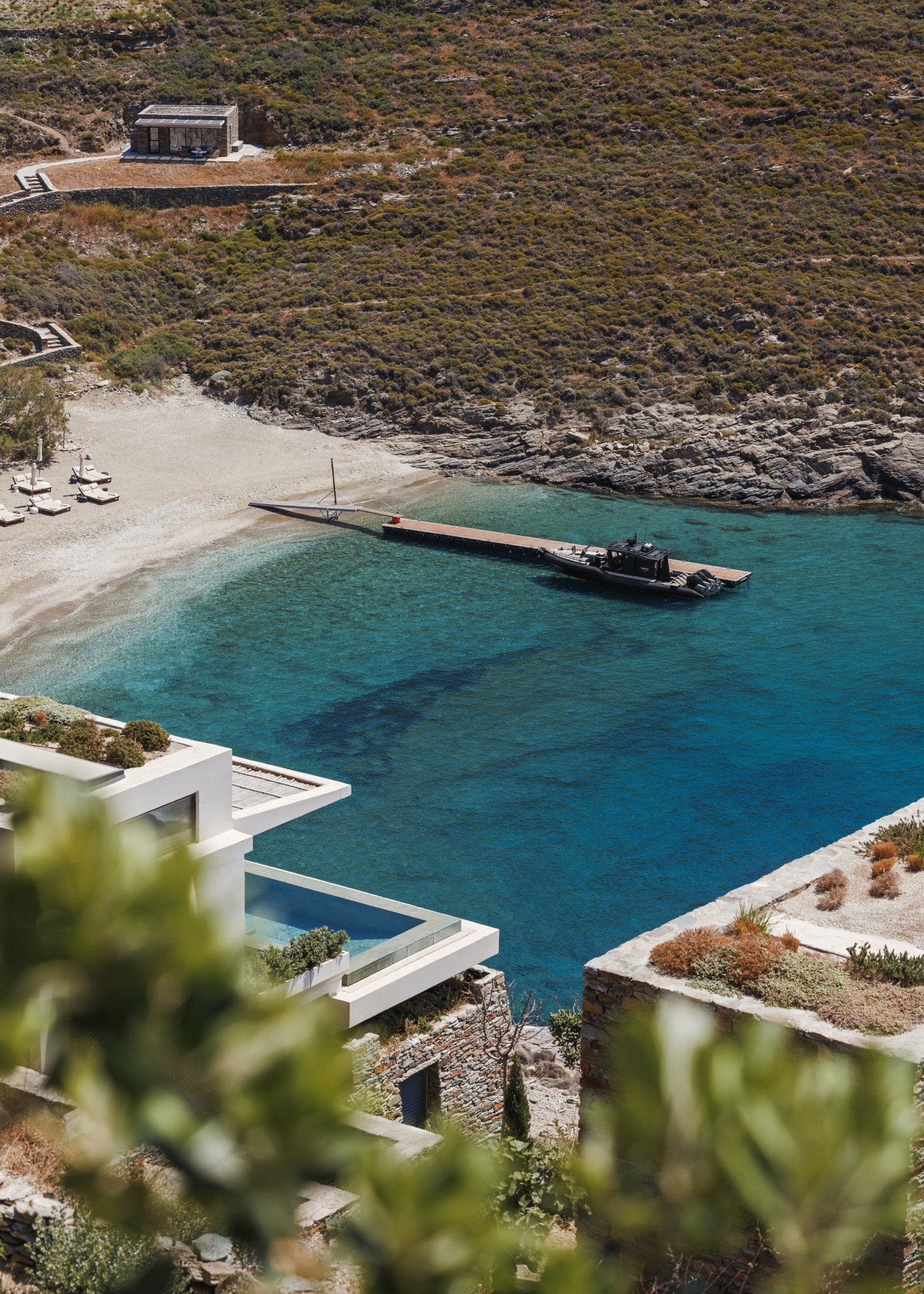 Ένα resort υψηλής αισθητικής και πολυτέλειας, σε μια από τις πιο όμορφες παραλίες της Κέας