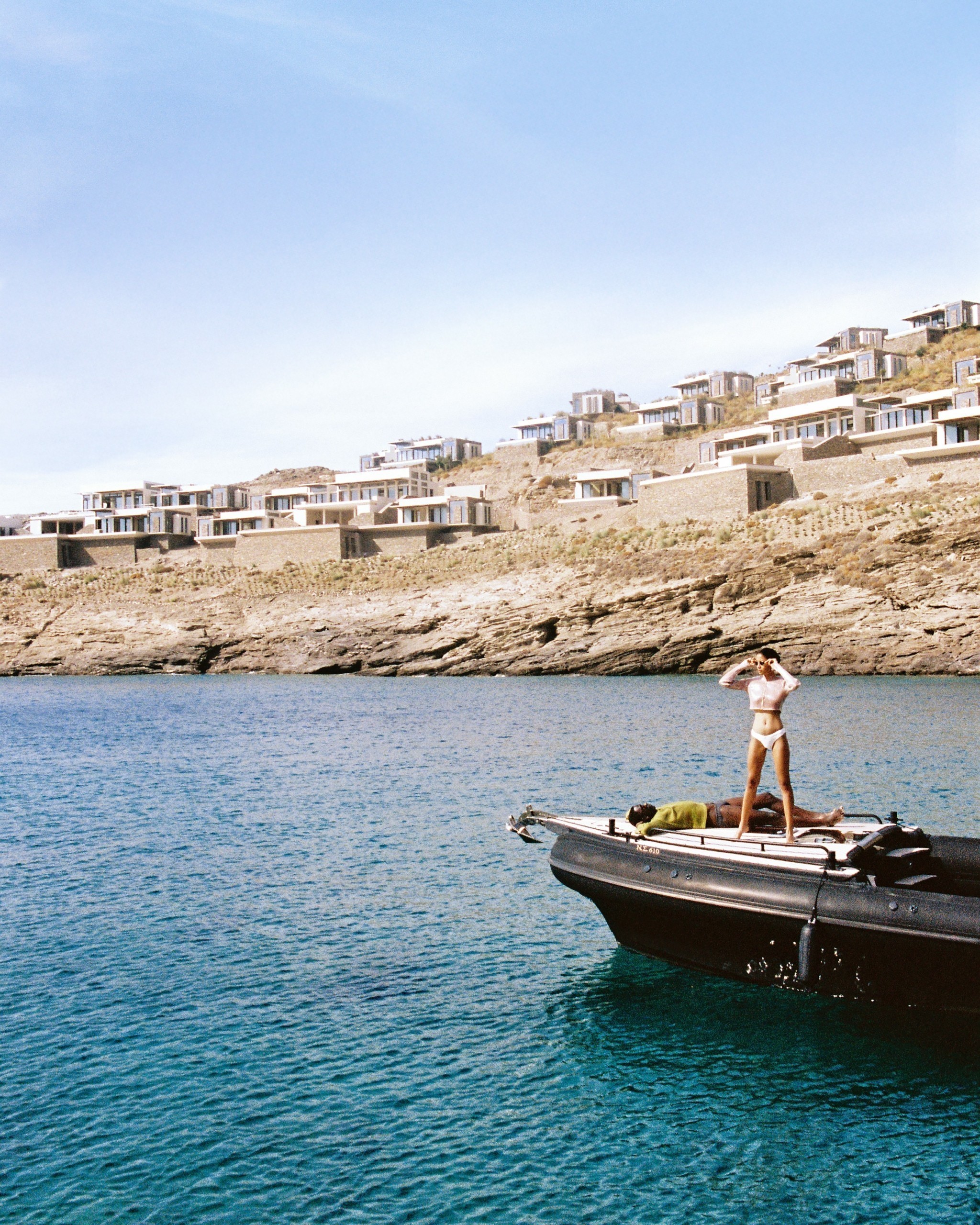 Ένα resort υψηλής αισθητικής και πολυτέλειας, σε μια από τις πιο όμορφες παραλίες της Κέας