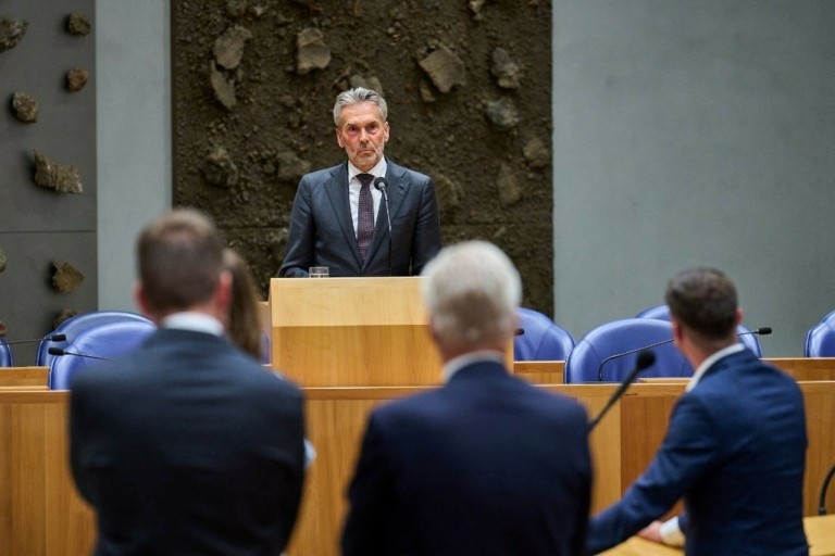 Γλίτωσε την πολιτική κρίση η Ολλανδία – Δεν πέρασε η πρόταση μομφής κατά της κυβέρνησης Σχόοφ