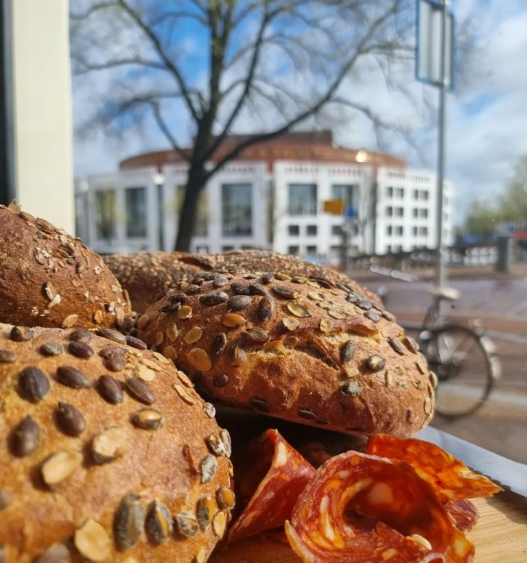 Οι προσκυνητές των αρτοποιείων: Ταξίδι με προορισμό το ζεστό ψωμί και το τέλειο κρουασάν