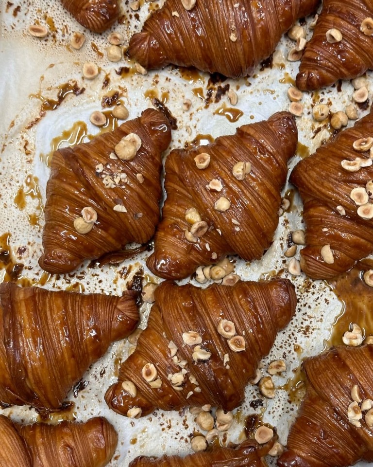 Οι προσκυνητές των αρτοποιείων: Ταξίδι με προορισμό το ζεστό ψωμί και το τέλειο κρουασάν