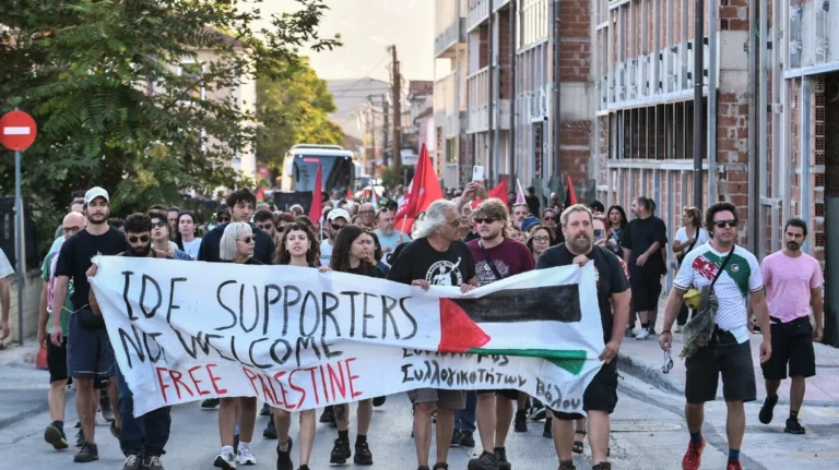 Βόλος: Διαδηλωτές υπέρ της Παλαιστίνης θέλησαν να εμποδίσουν την αποβίβαση Ισραηλινών τουριστών από κρουαζιερόπλοιο (vids)