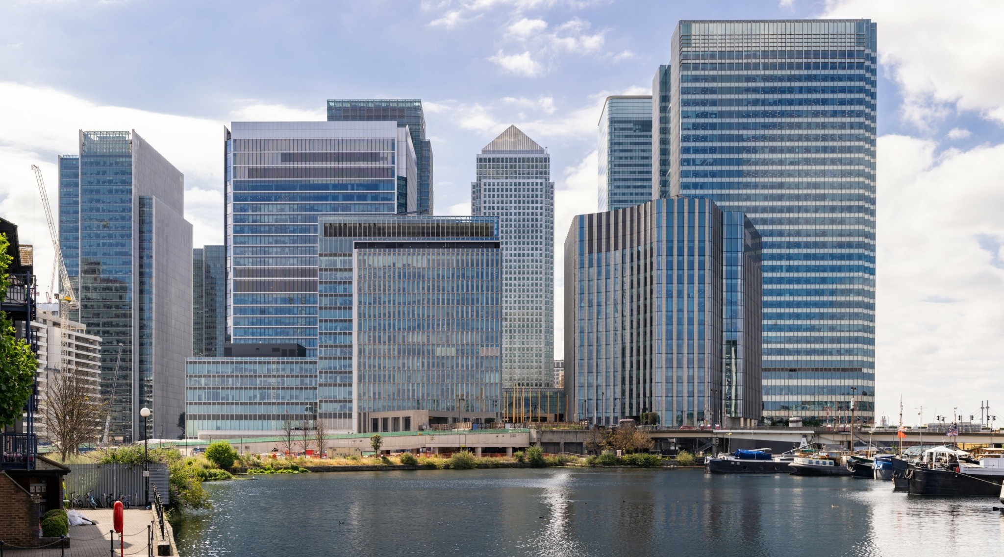 Κολύμπι ανάμεσα σε ουρανοξύστες: Η εμπειρία της Canary Wharf στην καρδιά του Λονδίνου