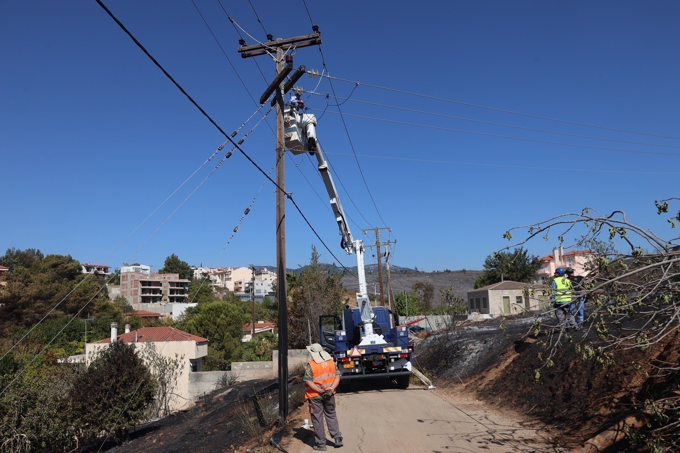 ΔΕΔΔΗΕ: Κινητοποίηση για την αποκατάσταση της ηλεκτροδότησης μετά τις πυρκαγιές