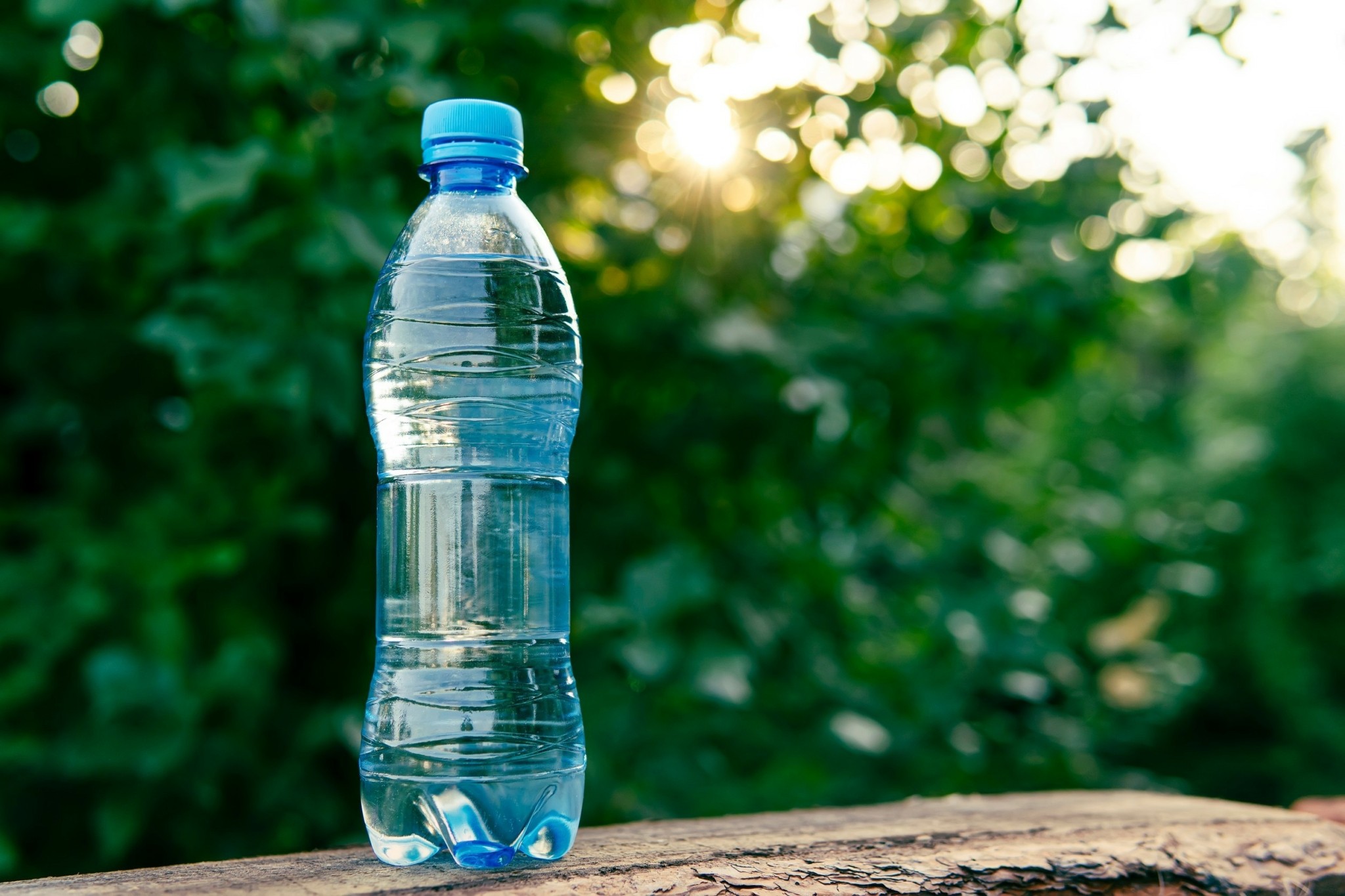 Καταναλωτικός συναγερμός: Εμφιαλωμένο νερό με γυαλιά, βακτήρια και ακαθαρσίες στα ράφια