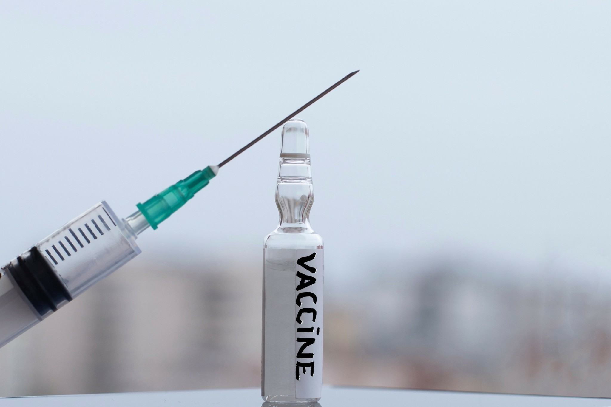 ΗΠΑ: Γιατί ακυρώνουν χρηματοδοτήσεις για εμβόλια mRNA