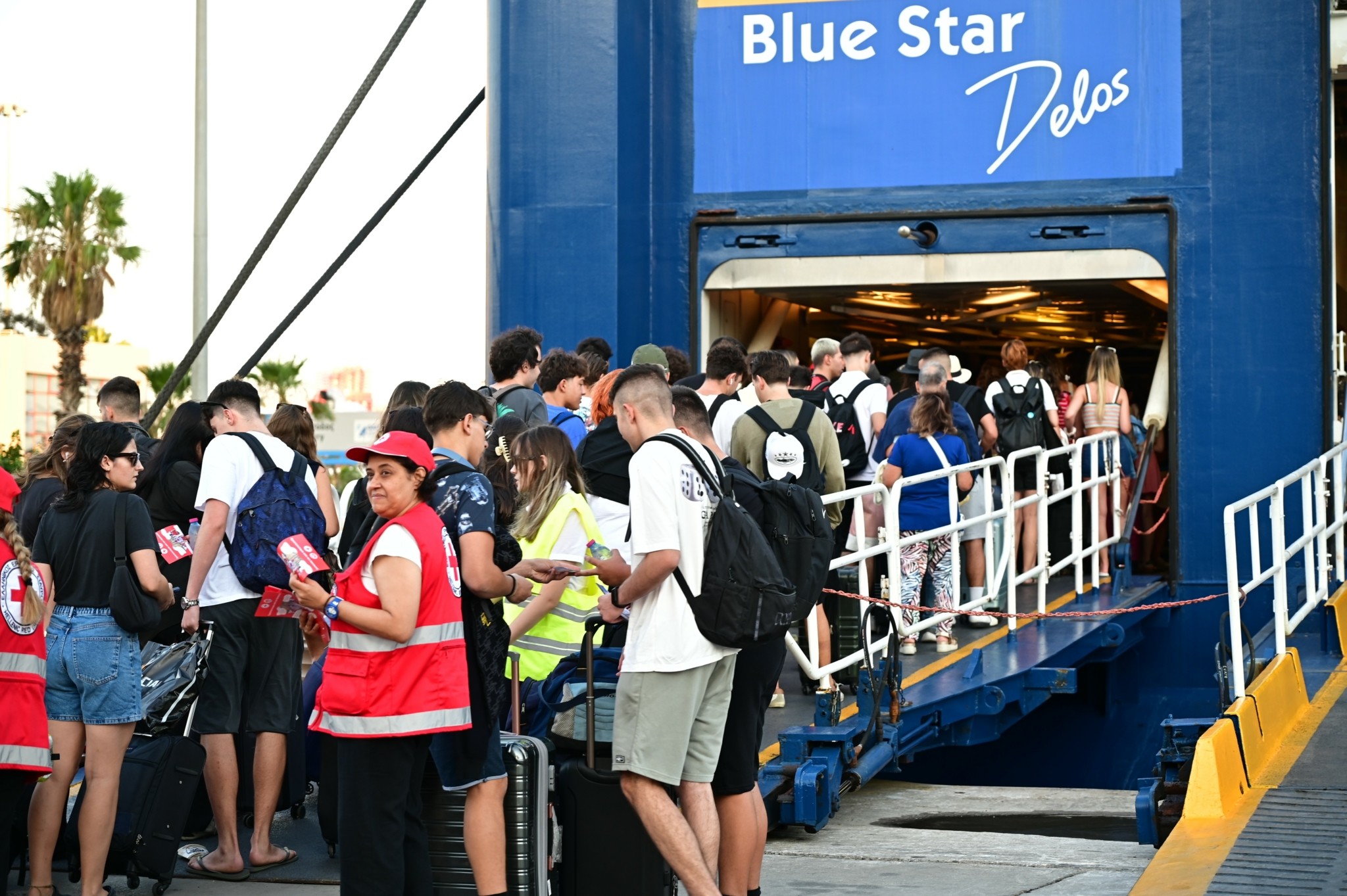 Πάνω από 125.000 επιβάτες και 340 αναχωρήσεις πλοίων από Πειραιά, Ραφήνα και Λαύριο το πρώτο 3ημερο του Αυγούστου