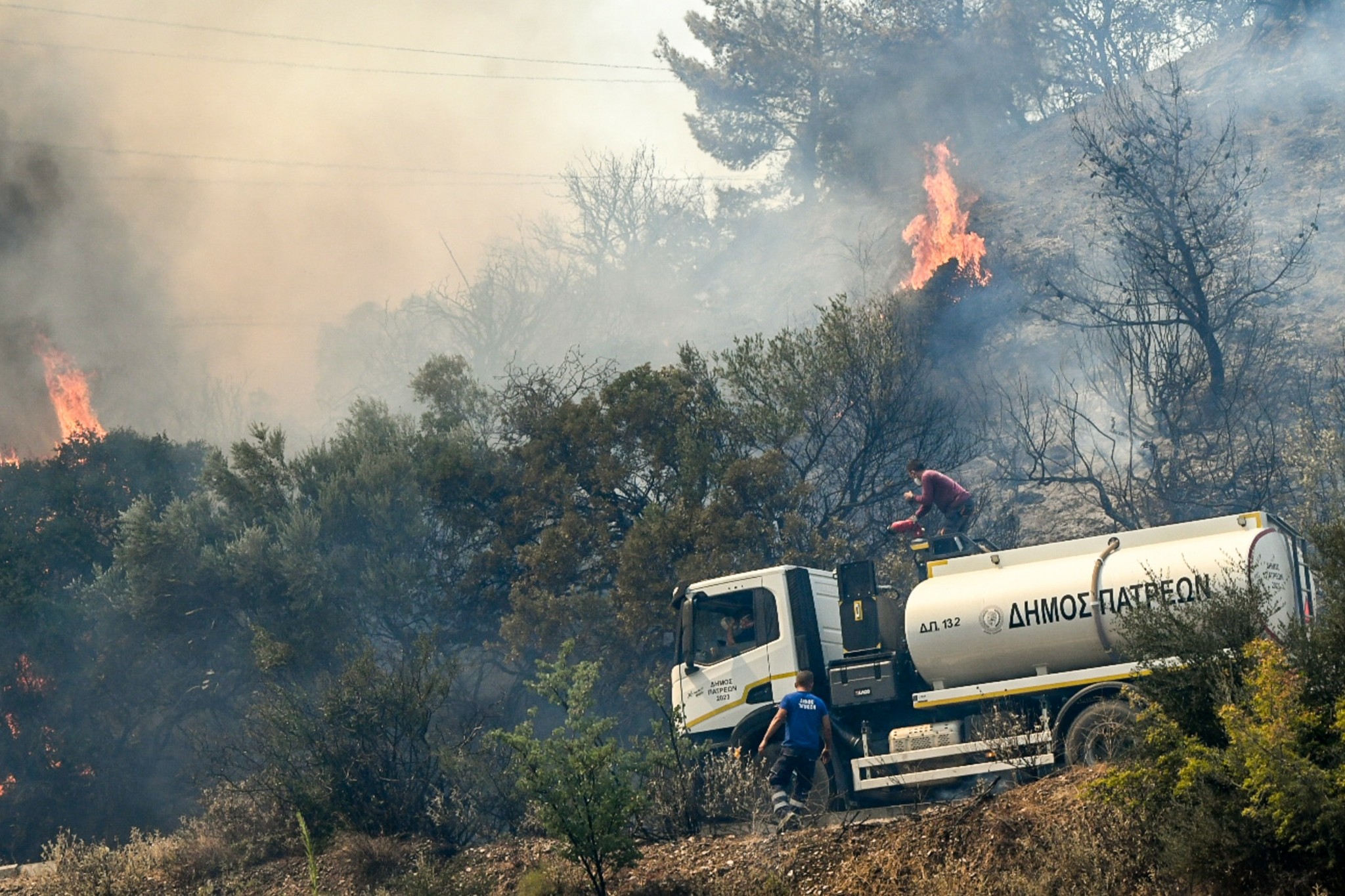 Διάσπαρτες εστίες στην Πάτρα, καλύτερη εικόνα στη Χίο – Σε ύφεση οι πυρκαγιές σε Πρέβεζα, Ζάκυνθο και Άρτα (pics+vid) (upd)