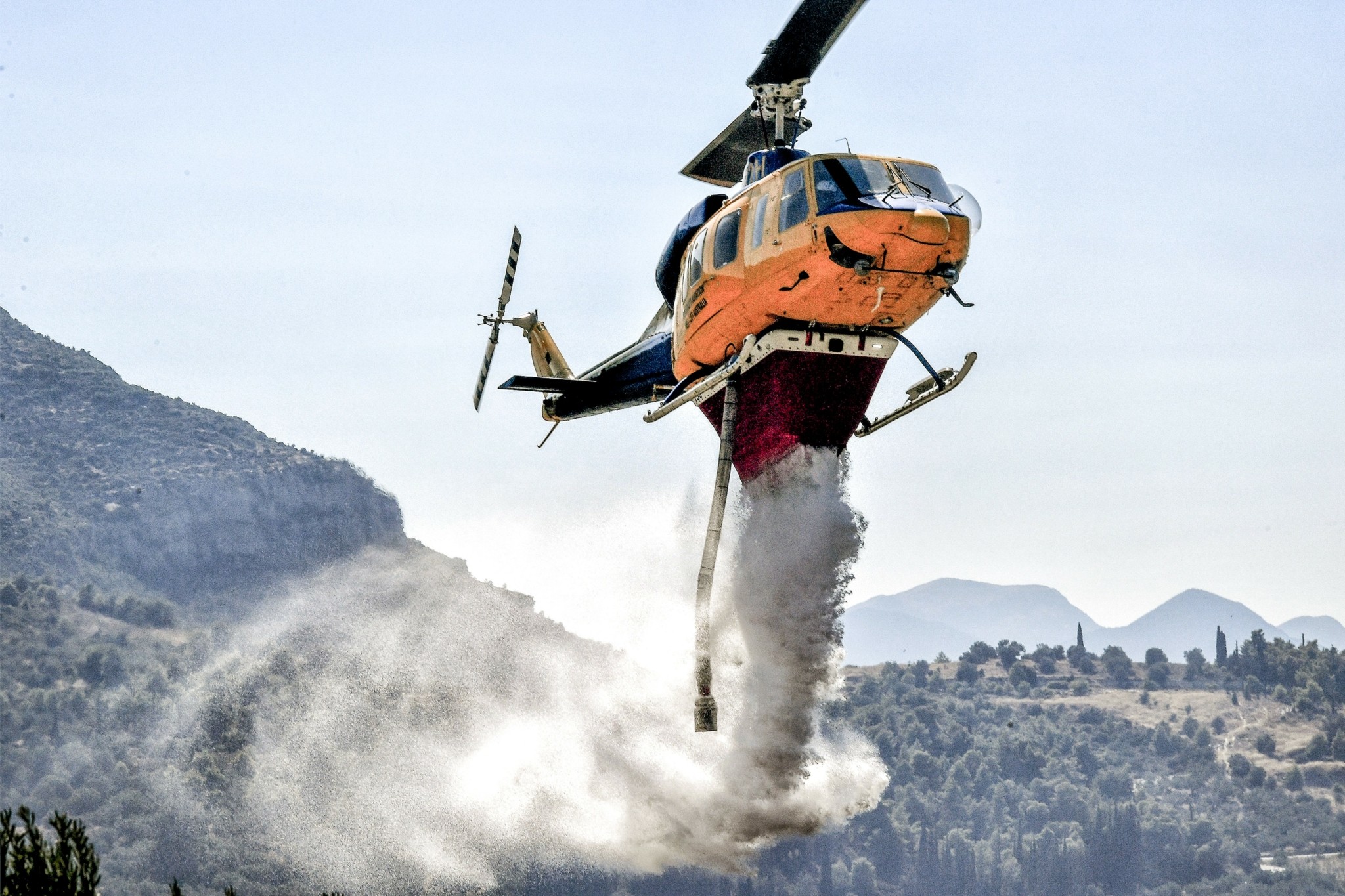 Φωτιές: Εκκένωση 15 οικισμών και ένας εγκαυματίας στην Αχαΐα, 112 σε 4 μεγάλα χωριά στη Χίο, ζημιές σε 5 σπίτια στη Ζάκυνθο (upd)