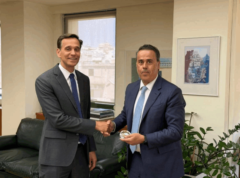 ΥΠΕΝ: Συνάντηση Παπασταύρου με τον νέο Επιτετραμμένο της Πρεσβείας των ΗΠΑ στην Αθήνα – Τι συζήτησαν