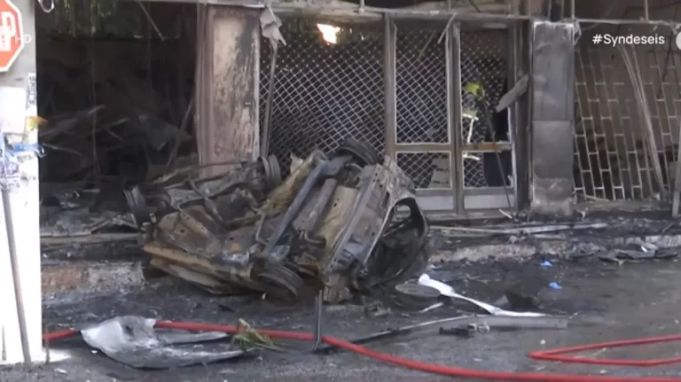 Φωτιά τα ξημερώματα στο Κορωπί από ΙΧ που έπεσε σε κατάστημα – Νεκρός ο οδηγός (tweets)