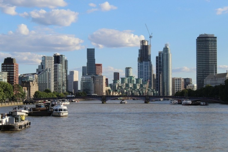 Λονδίνο: Το Canary Wharf μετατρέπεται σε απρόσμενο προορισμό για ανοιχτή κολύμβηση