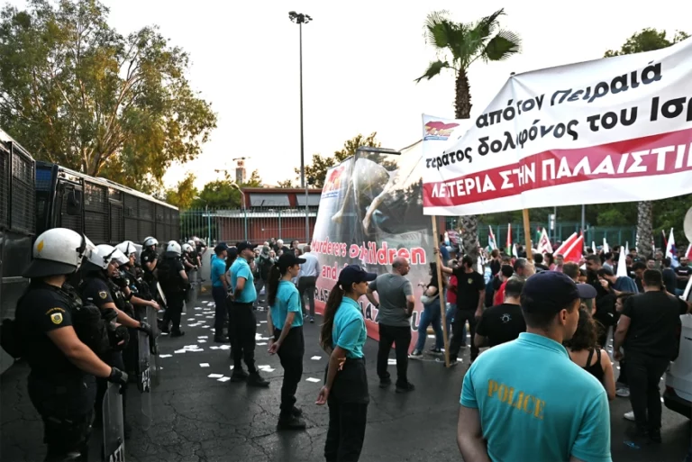Συγκέντρωση του ΠΑΜΕ στο λιμάνι του Πειραιά για κρουαζιερόπλοιο από το Ισραήλ (vid)