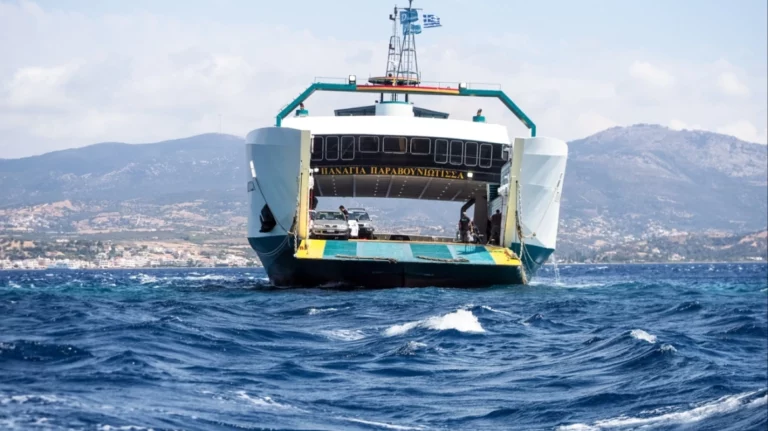 Νέα Στύρα: Ρυμουλκήθηκε το φέρι μπότ που προσάραξε σε ξέρα – Απολογείται ο καπετάνιος (vid)