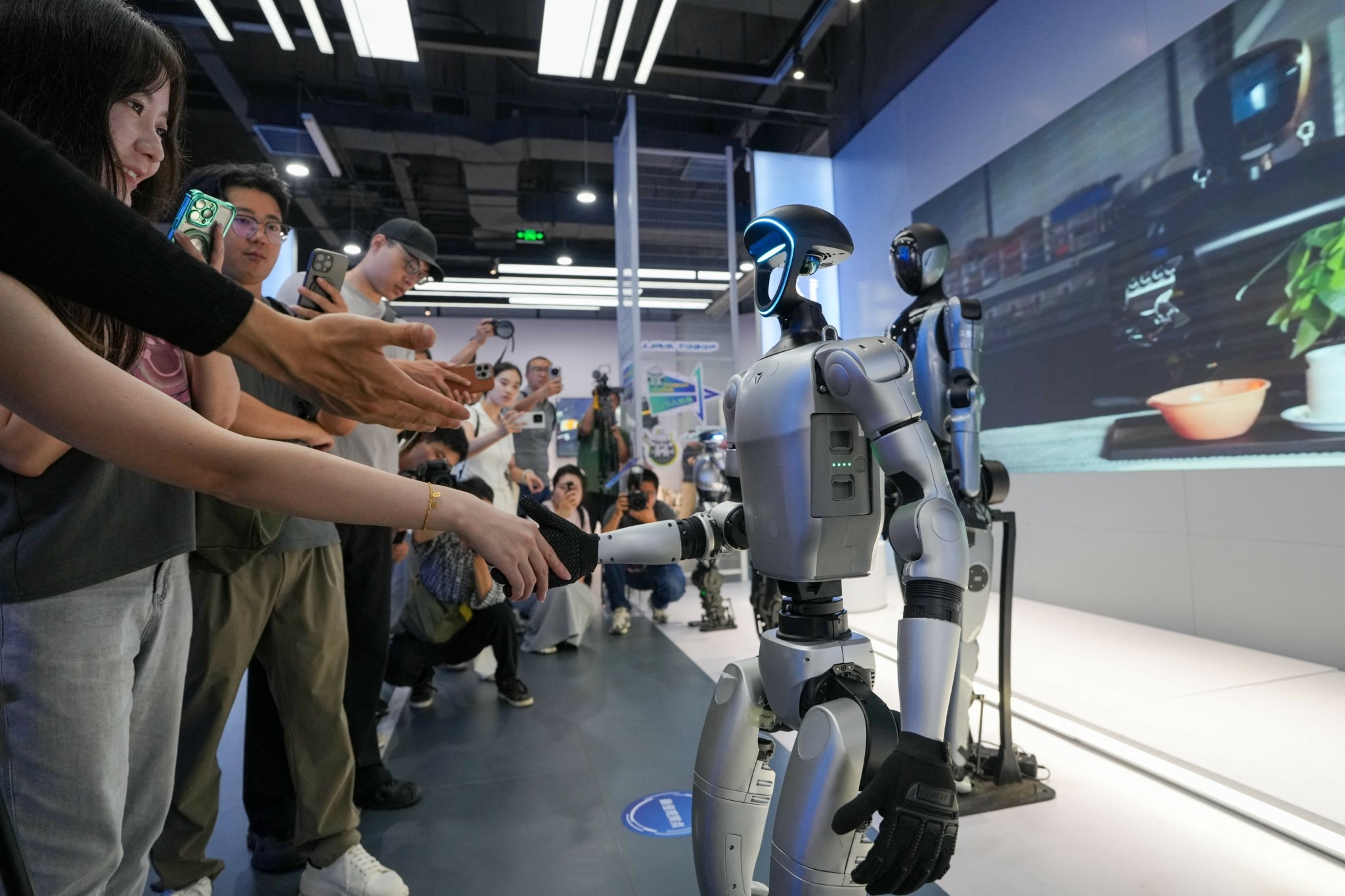 Πεκίνο: Ανοιξε το πρώτο κατάστημα στον κόσμο που πουλάει ανθρωποειδή ρομπότ 