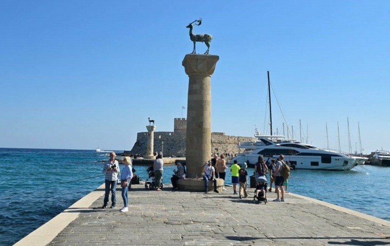 Τουρισμός: Η Ρόδος και τα «διαμάντια» στο Νότιο Αιγαίο σπάνε ρεκόρ το 2025