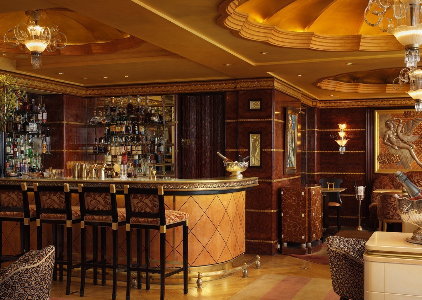 The Ritz London: Η ιστορία, η εμπειρία και η σφραγίδα του Καρόλου