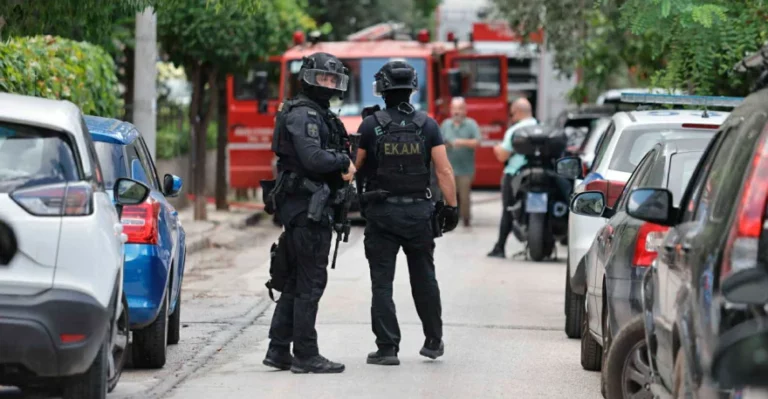 Χολαργός: Συνελήφθη ο άνδρας που είχε ταμπουρωθεί σε διαμέρισμα – Πέταξε μολότοφ και απειλούσε αστυνομικούς (pics + vids)