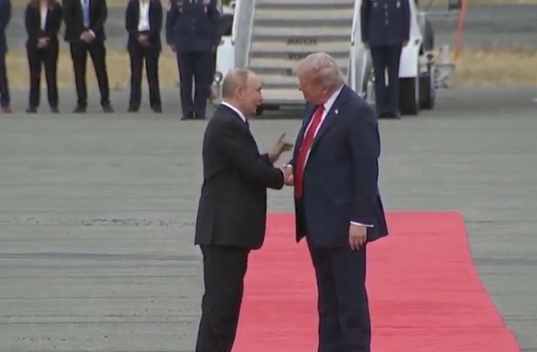 Ανάλυση Politico: «Θρίαμβος» για τον Πούτιν η συνάντηση με τον Τραμπ στην Αλάσκα (vids)