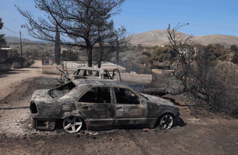 Υπό έλεγχο η φωτιά στην Ανατολική Αττική: Ένας νεκρός, στάχτη χιλιάδες στρέμματα, σπίτια και αυτοκίνητα (pics)