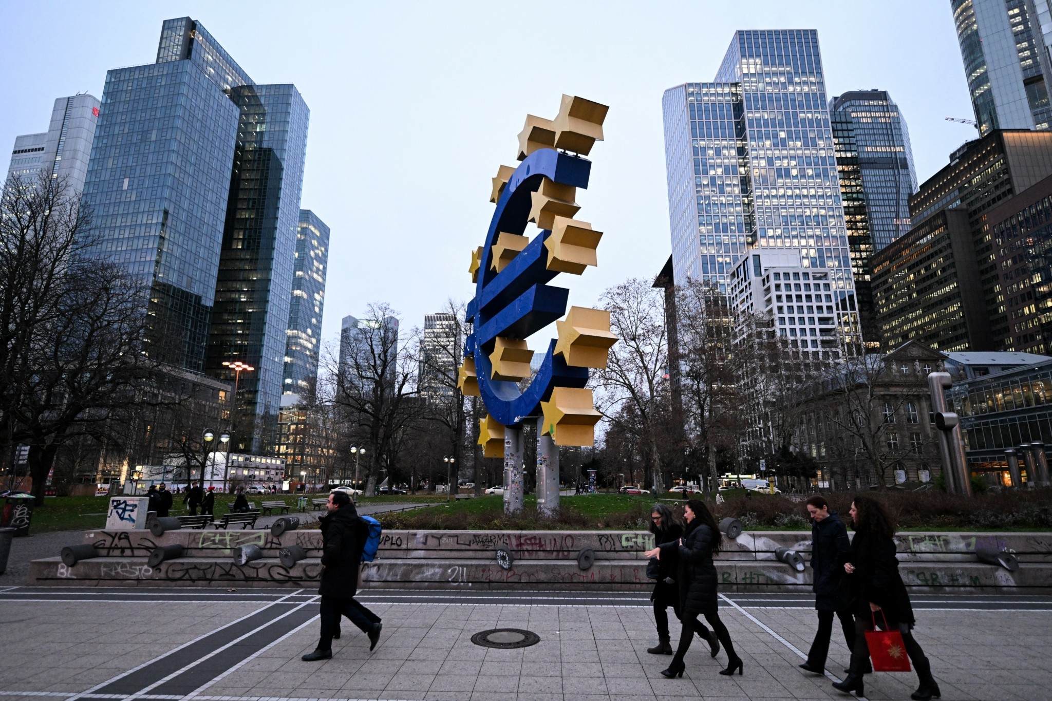 Έρευνα ΕΚΤ: Τι προβλέπεται για πληθωρισμό, ΑΕΠ και ανεργία για το τελευταίο τρίμηνο του 2025 – Η επίπτωση των δασμών