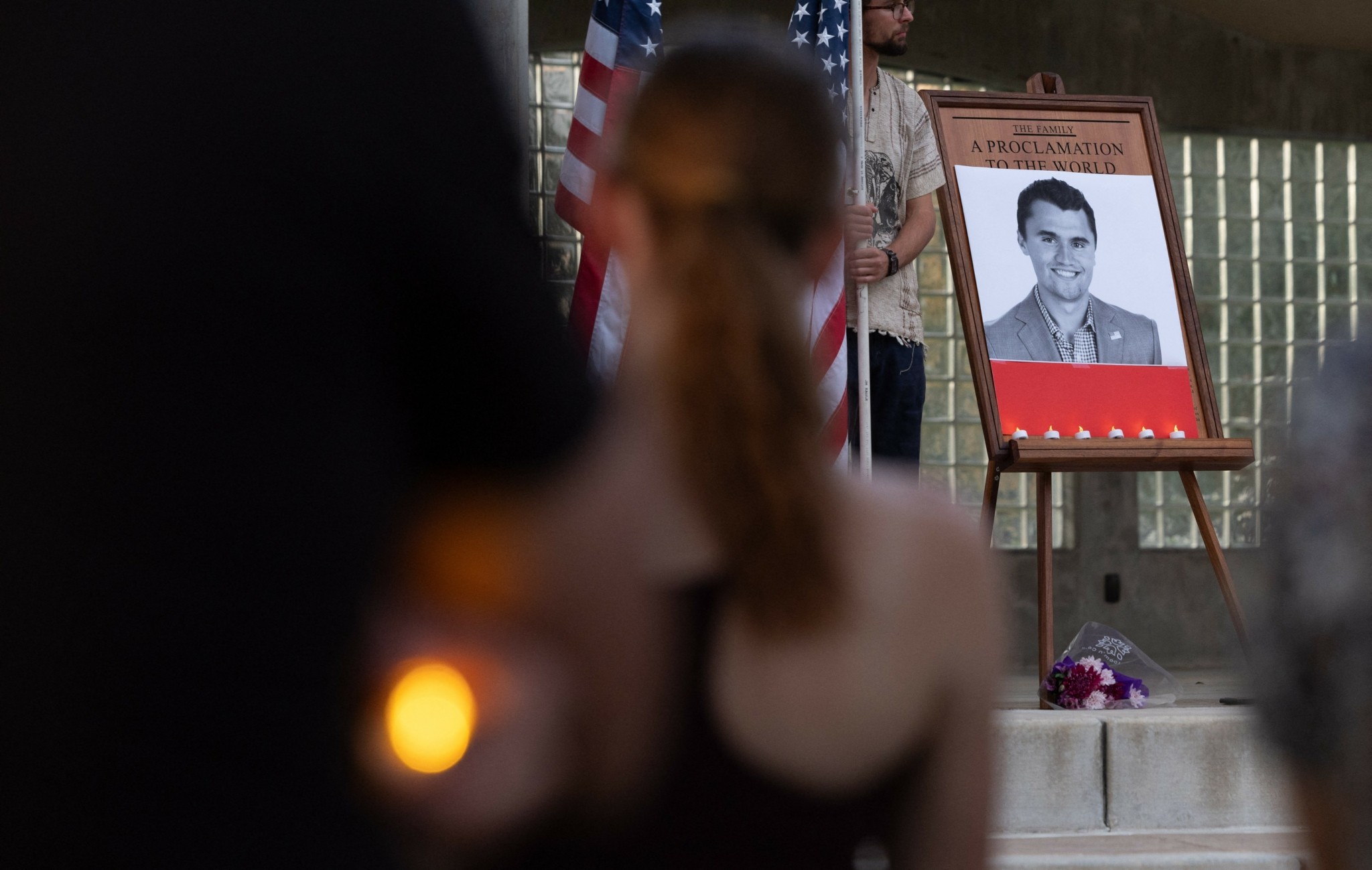 Τσάρλι Κερκ: Στο κυνήγι του δολοφόνου του – To βίντεο της διαφυγής του και οι φωτογραφίες με τις οποίες τον ψάχνει το FBI (tweets)