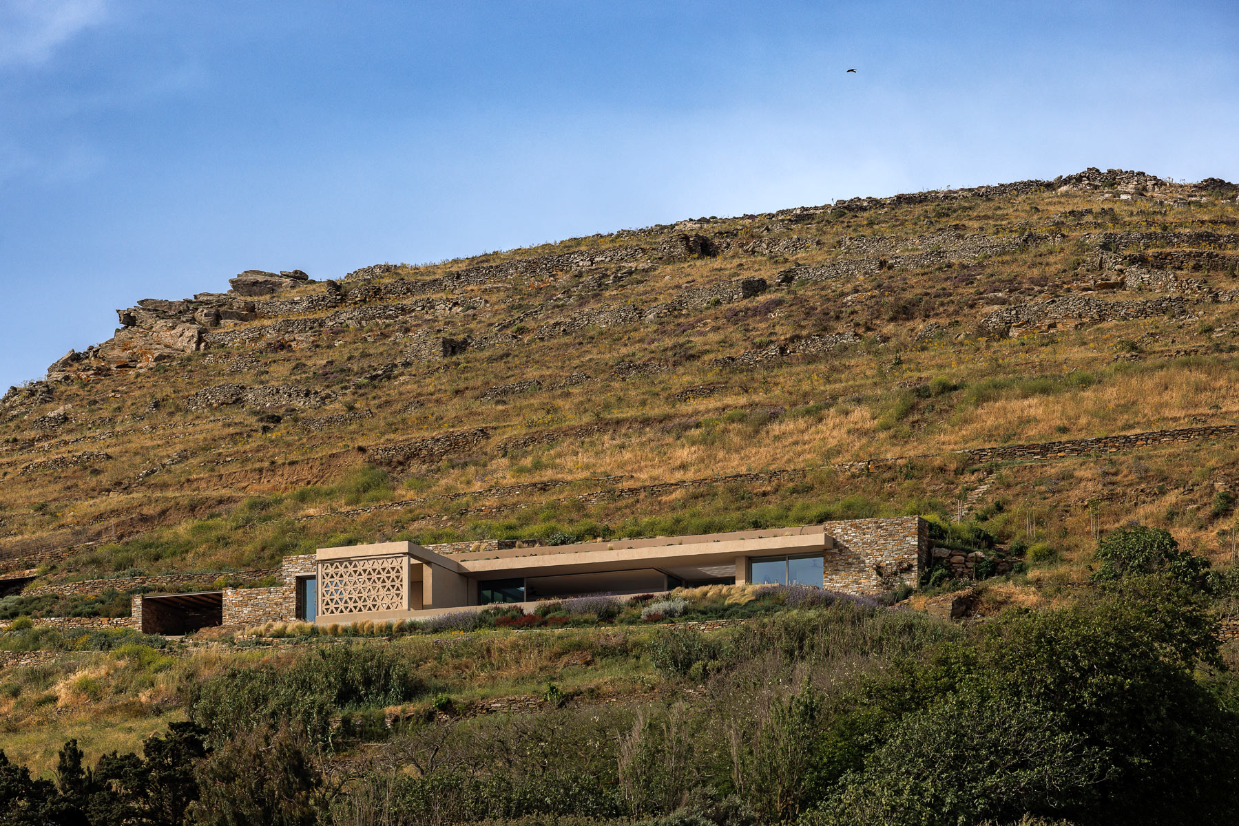 Μια εντυπωσιακή κατοικία σε μια πλαγιά της Τήνου με μαγική θέα