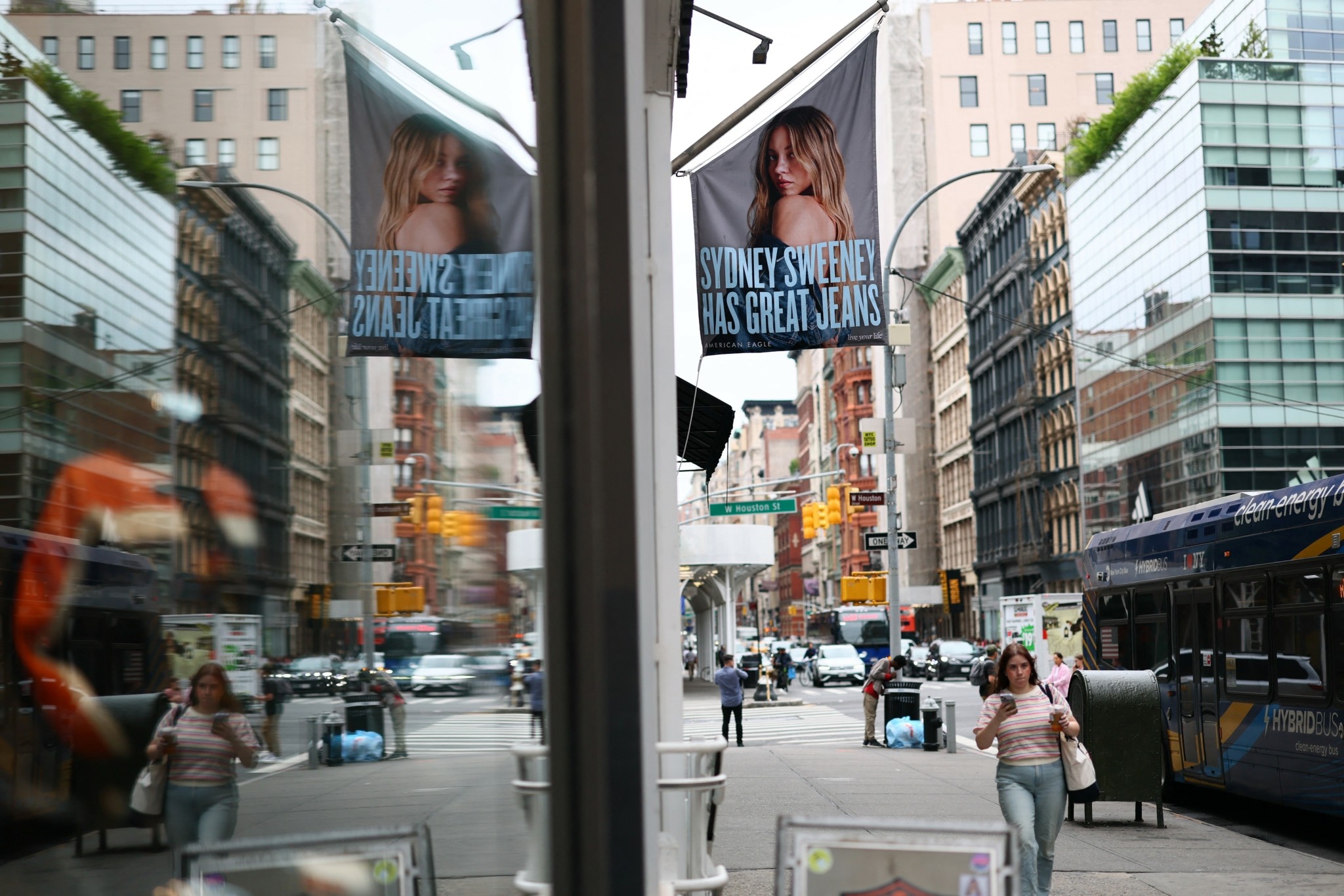 Αλμα 15% για τη μετοχή της American Eagle με ώθηση από τις πωλήσεις