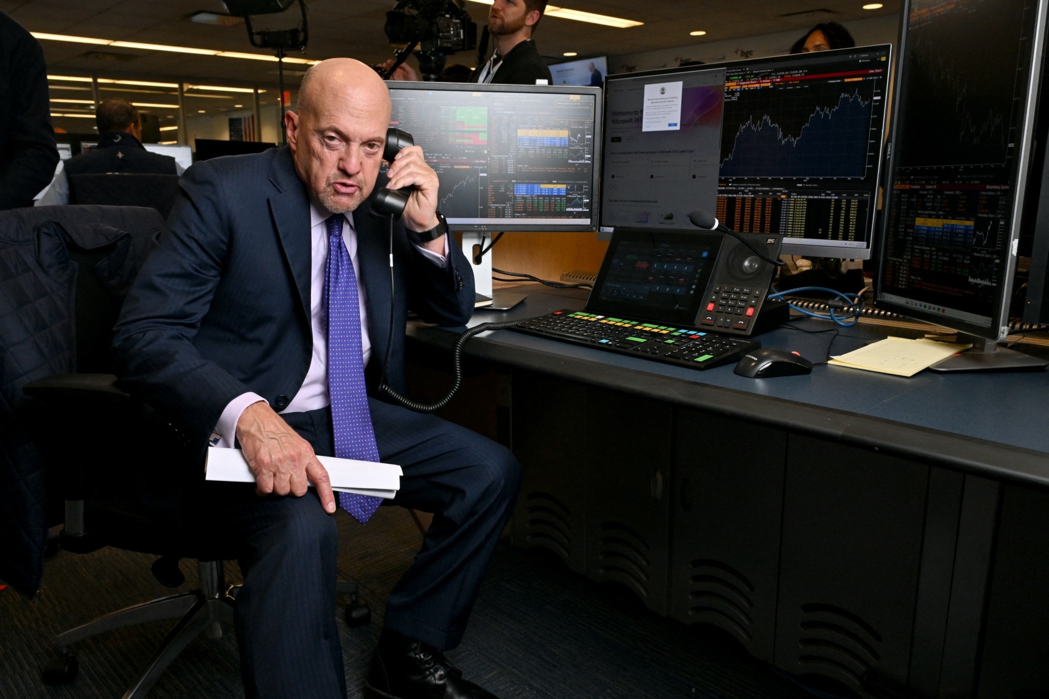 Διαβάζει 700 emails την ημέρα και κοιμάται μόλις 4 ώρες – Η φρενήρης καθημερινότητα του Τζιμ Κράμερ