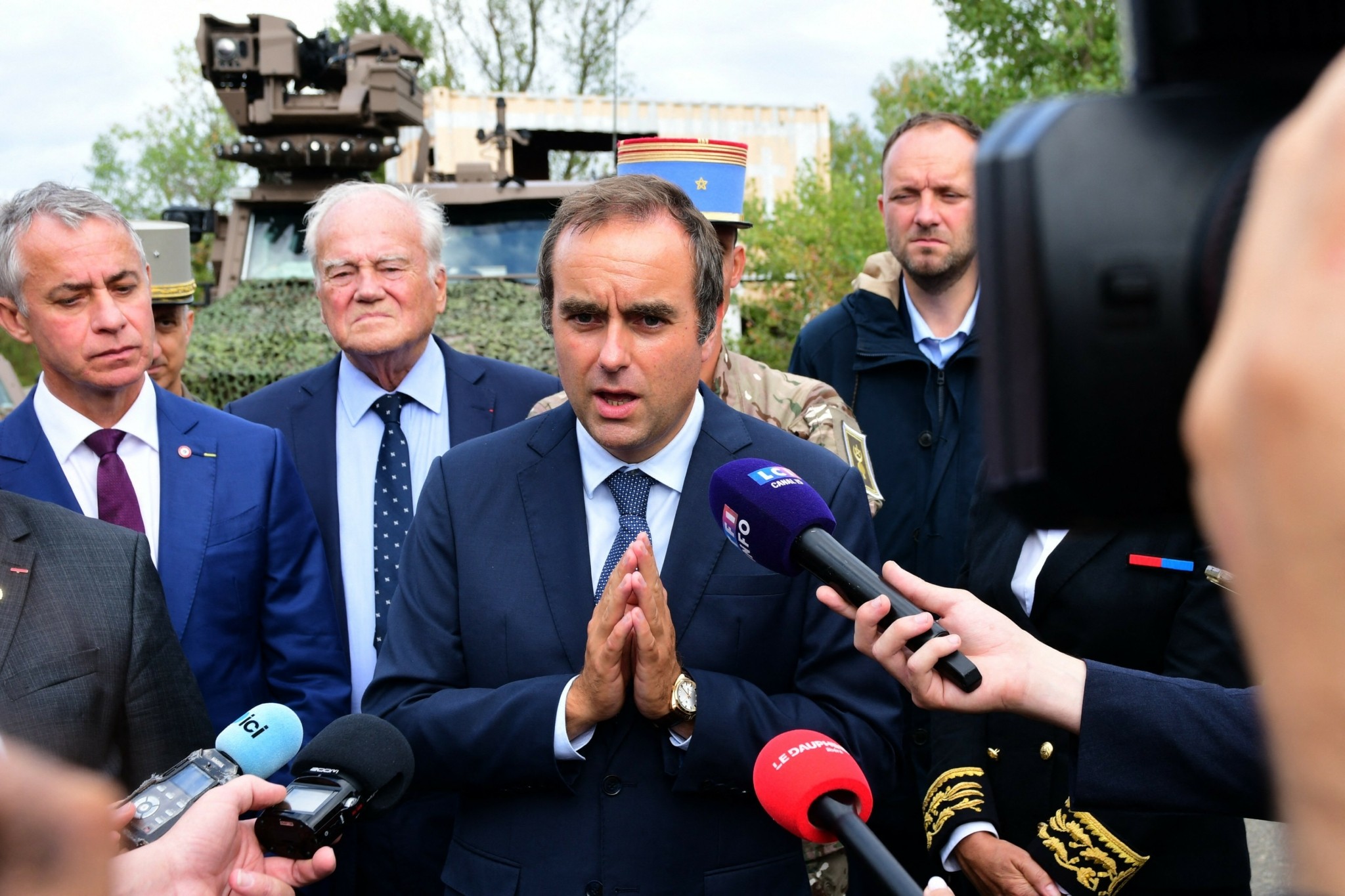 Ο Μακρόν σε αδιέξοδο: Ο Λεκορνί ορκίζεται πρωθυπουργός με τη Γαλλία στους δρόμους