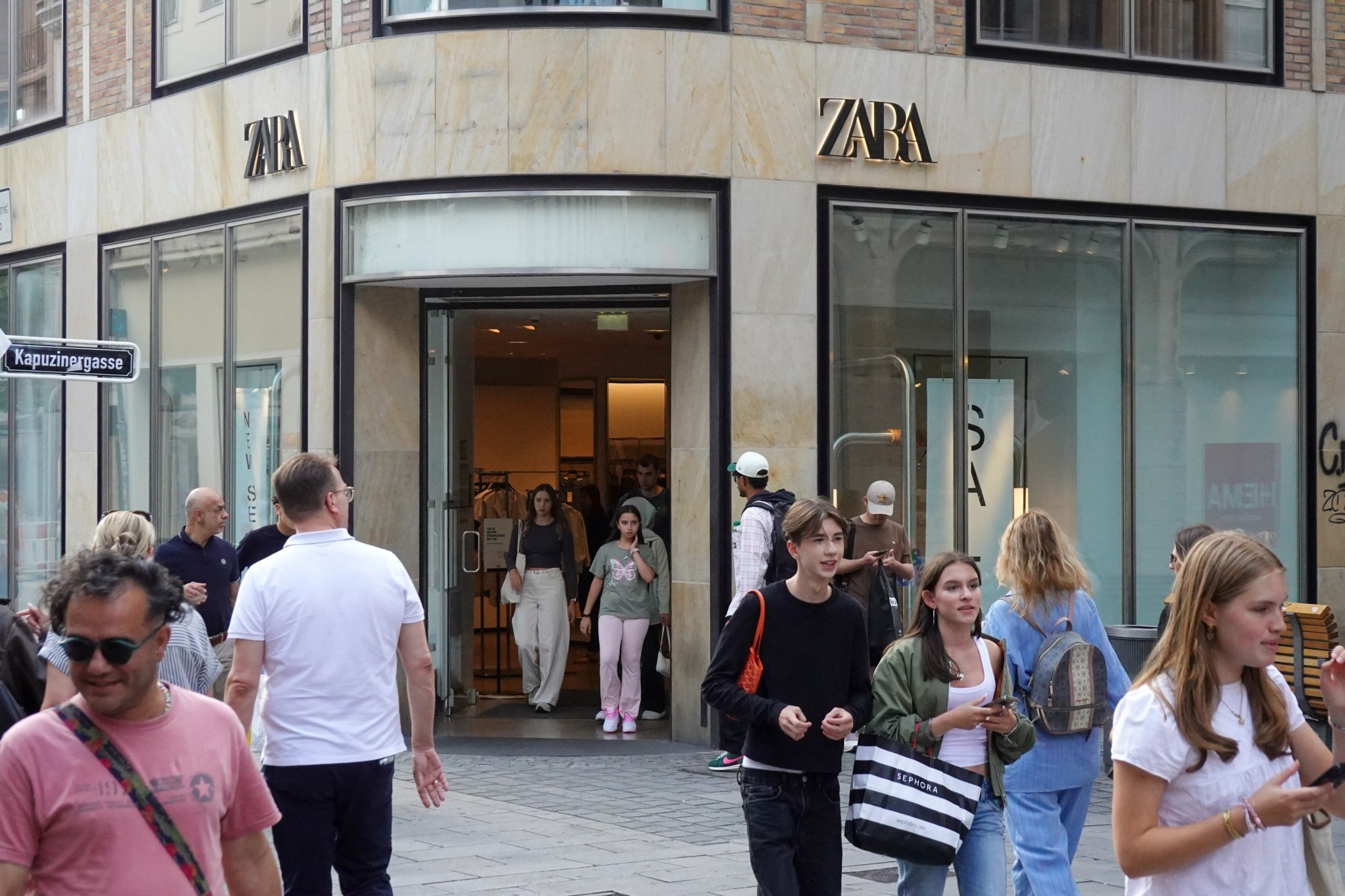 Γιατί κανείς δεν μπορεί να αντιγράψει τη Zara – Το μυστικό της