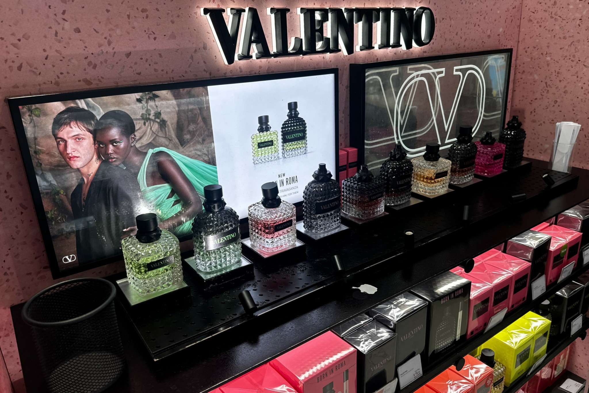 Kering: Η ιδιοκτήτρια της Gucci παίζει καθυστερήσεις στο deal εξαγοράς της Valentino – Άλμα για τη μετοχή της