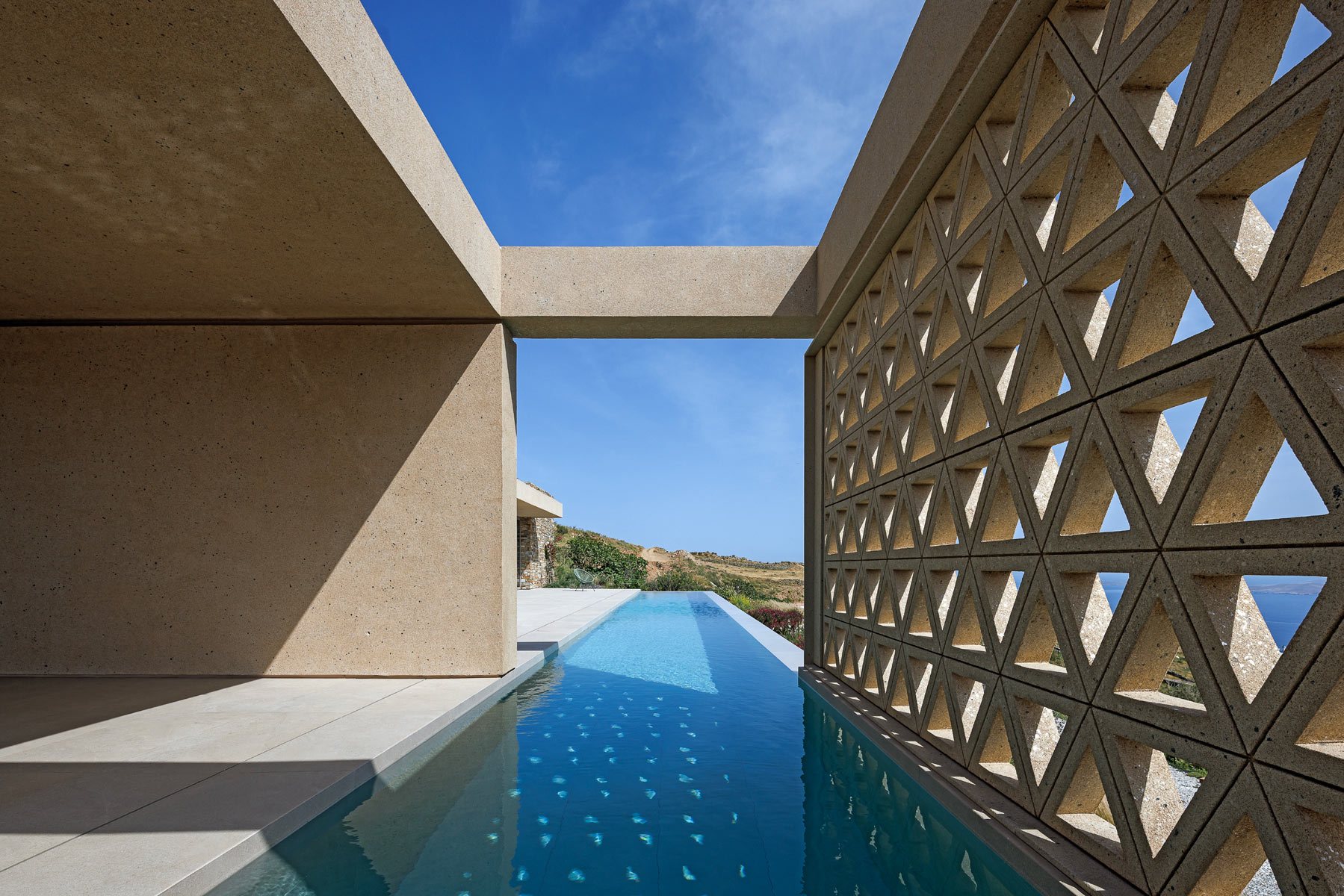 Μια εντυπωσιακή κατοικία σε μια πλαγιά της Τήνου με μαγική θέα