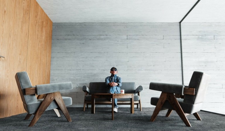 Ενα κλειστό κλαμπ μόνο για μέλη σε ένα μαγικό κτίριο στην άκρη ενός γκρεμού