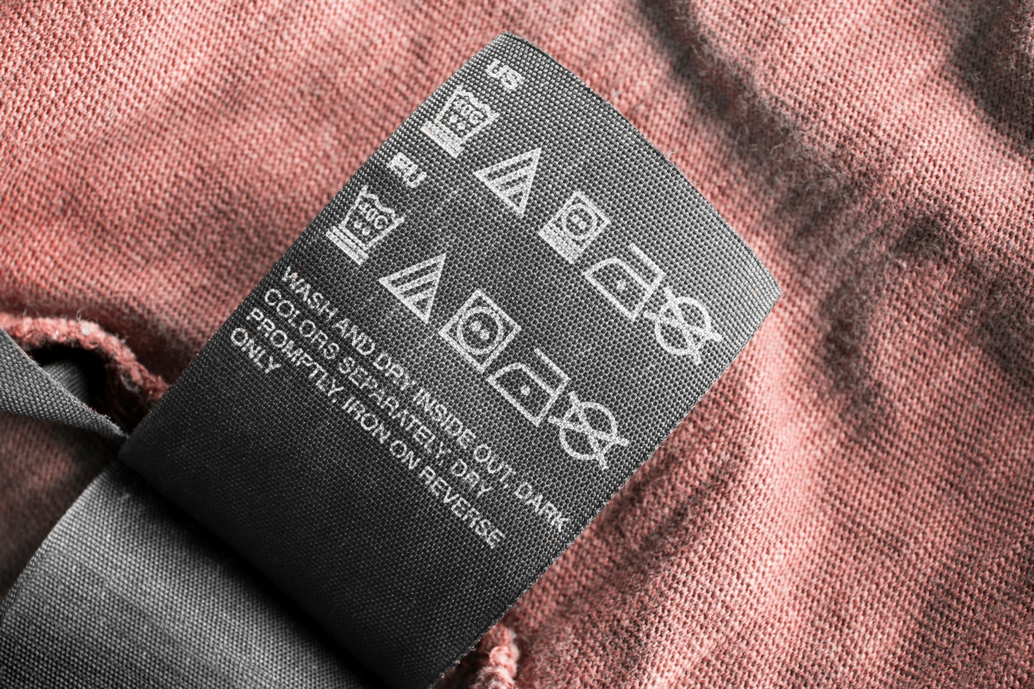 Ετικέτες στα ρούχα: Γιατί κάποιες μάρκες τις βγάζουν