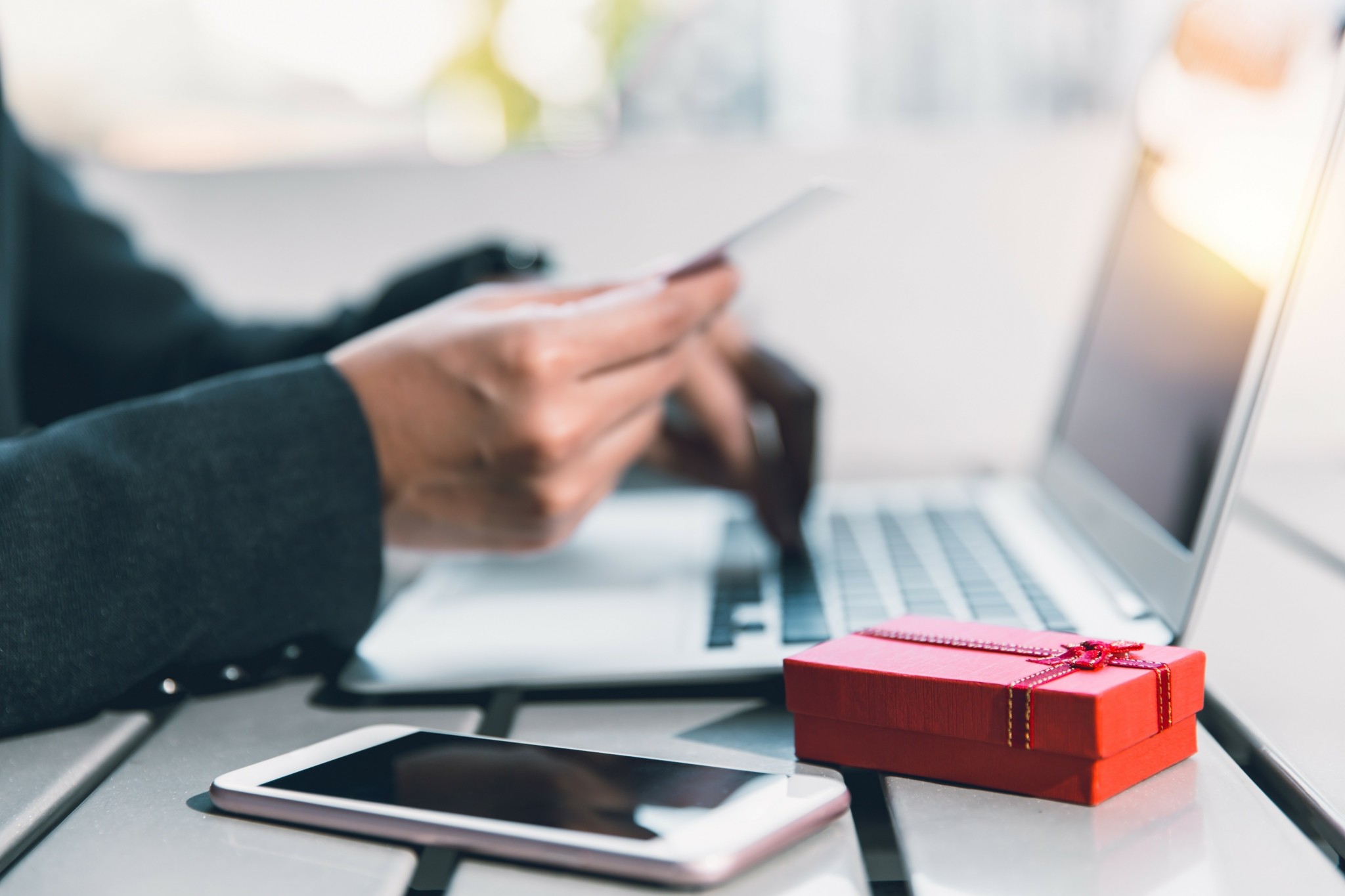 Έρευνα Focus Bari: Οι Έλληνες «κολλημένοι» online 131 λεπτά την ημέρα