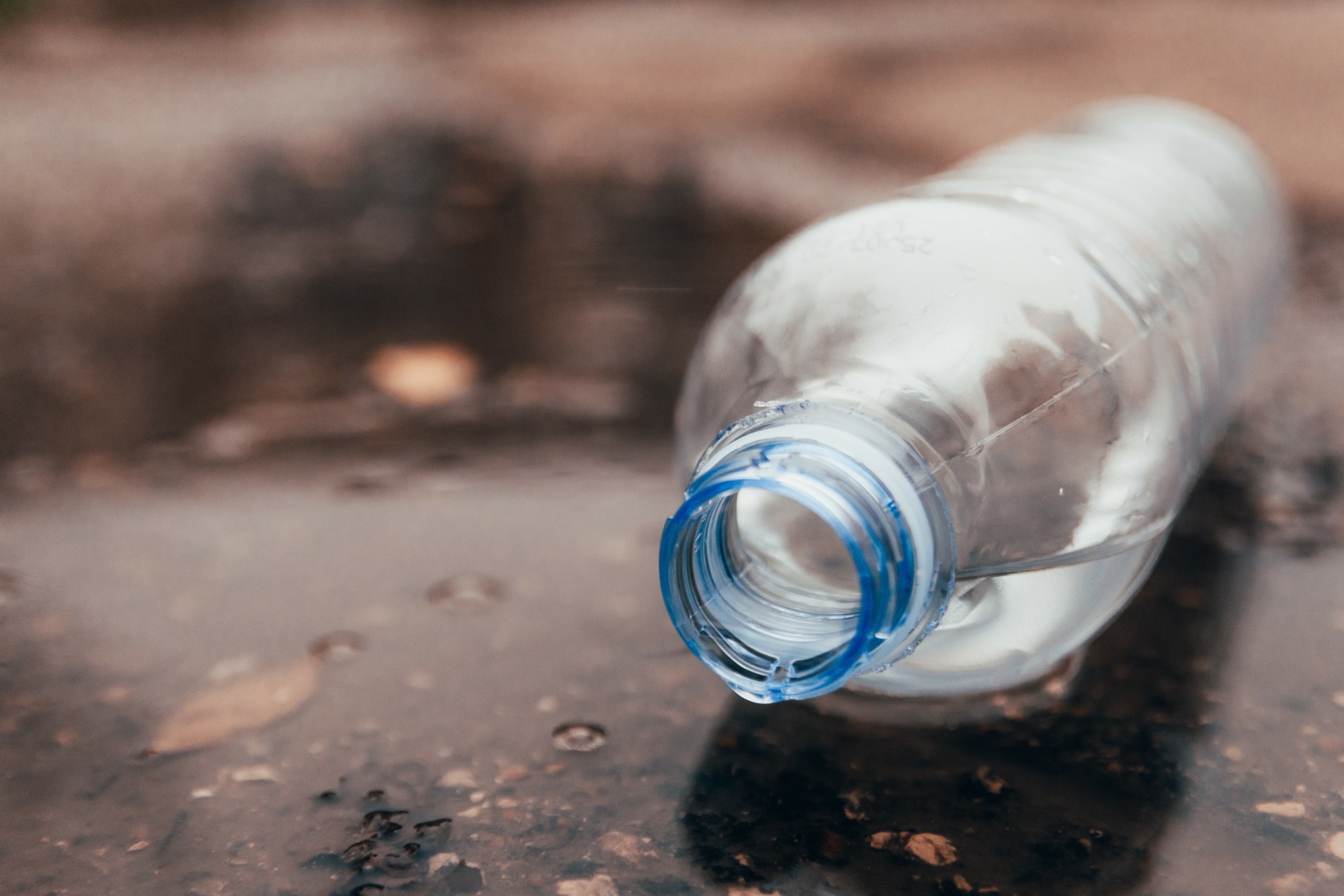 Μικροπλαστικά και υγεία: Οι κίνδυνοι από τη χρόνια κατανάλωση εμφιαλωμένου νερού