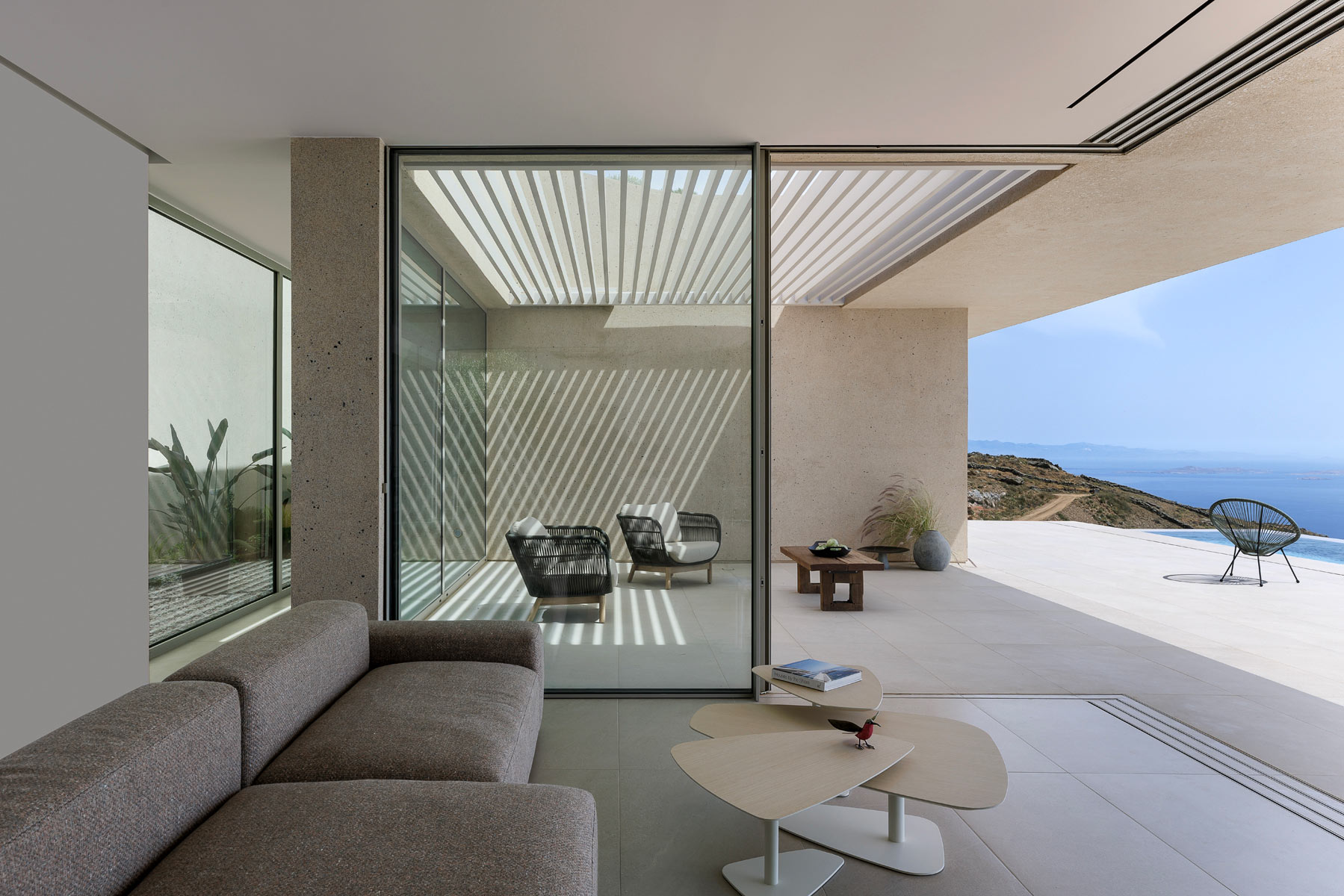 Μια εντυπωσιακή κατοικία σε μια πλαγιά της Τήνου με μαγική θέα